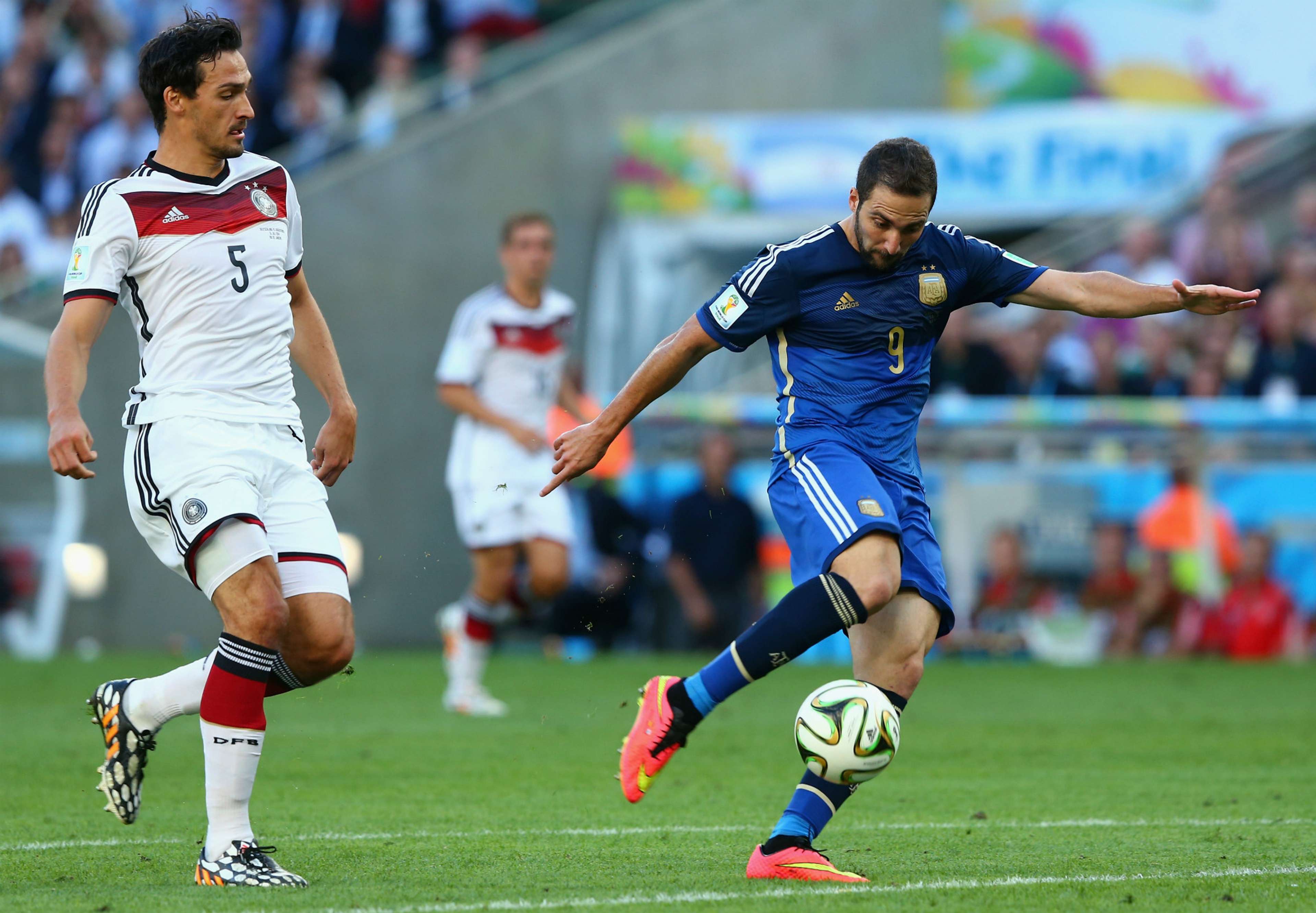 MATS HUMMELS GERMANY GONZALO HIGUAIN ARGENTINA 2014 WORLD CUP FINAL 07132014