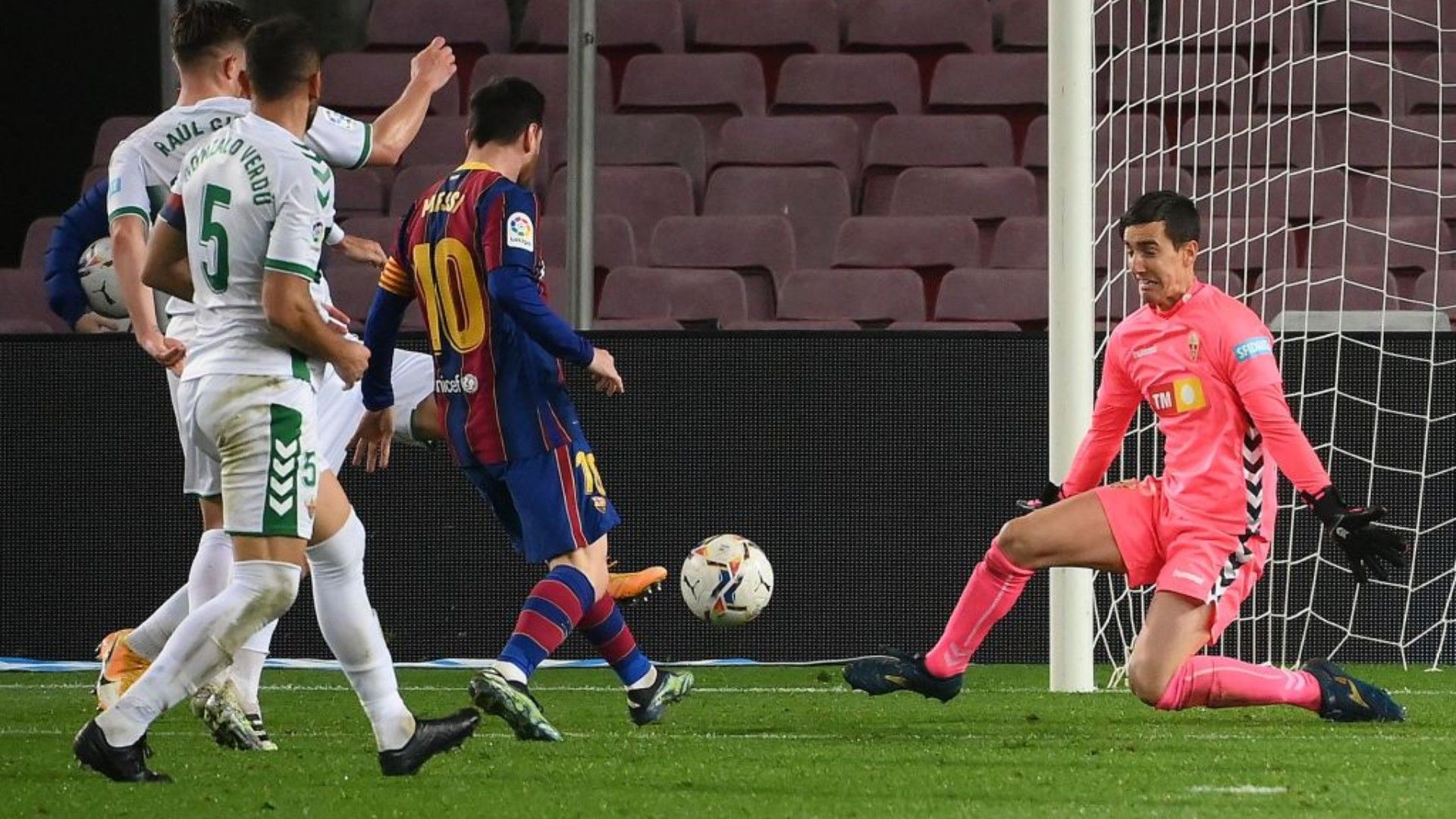 Messi bombea balón barcelona