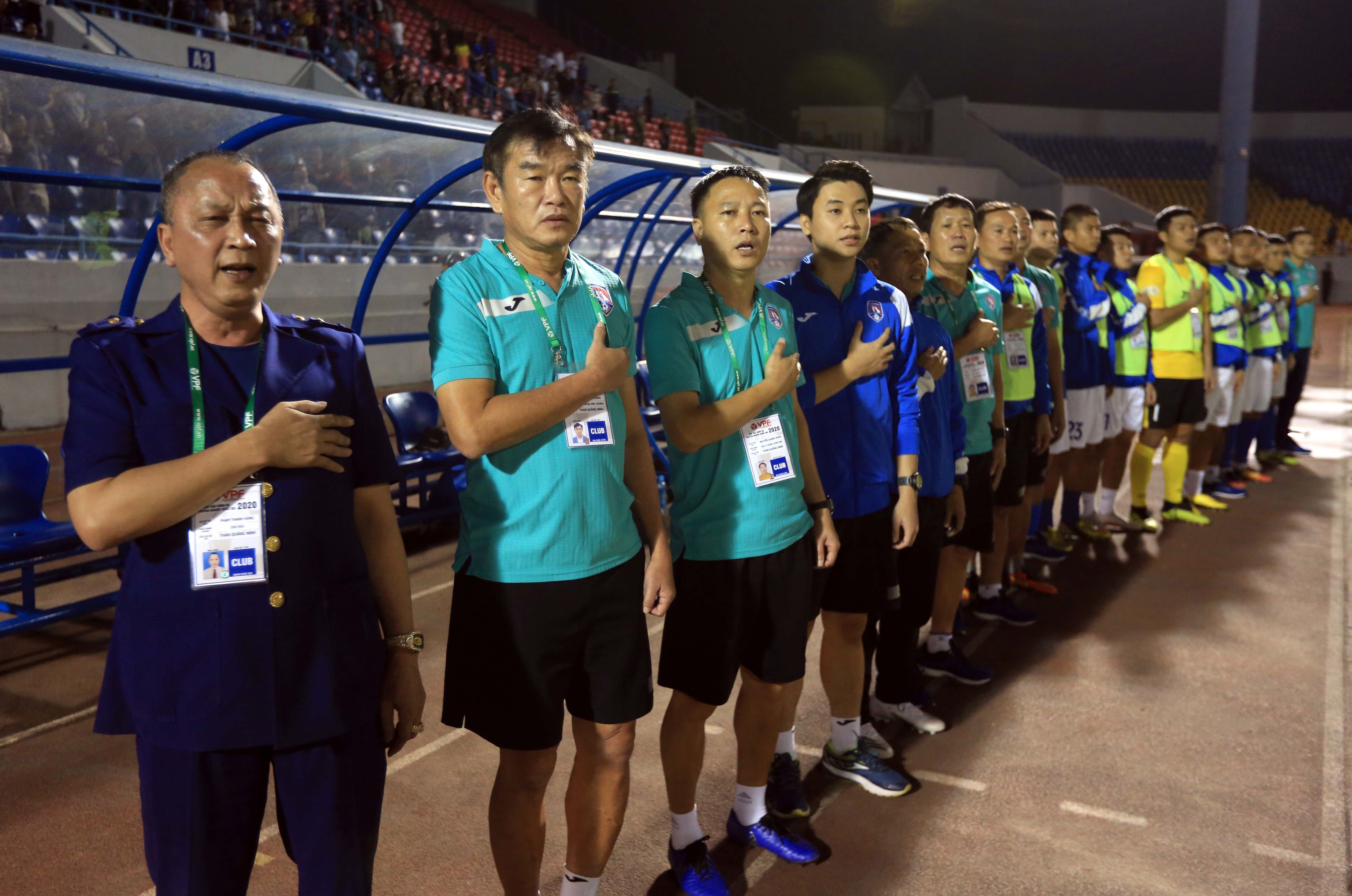 HLV Phan Thanh Hùng (thứ 2 từ trái sang) sẽ gặp để chốt tương lai với lãnh đạo Quảng Ninh