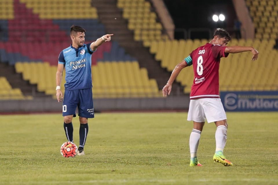 PDRM's Andrezinho and Johor Darul Ta'zim's Safiq Rahim giving instructions to their teammates 2016