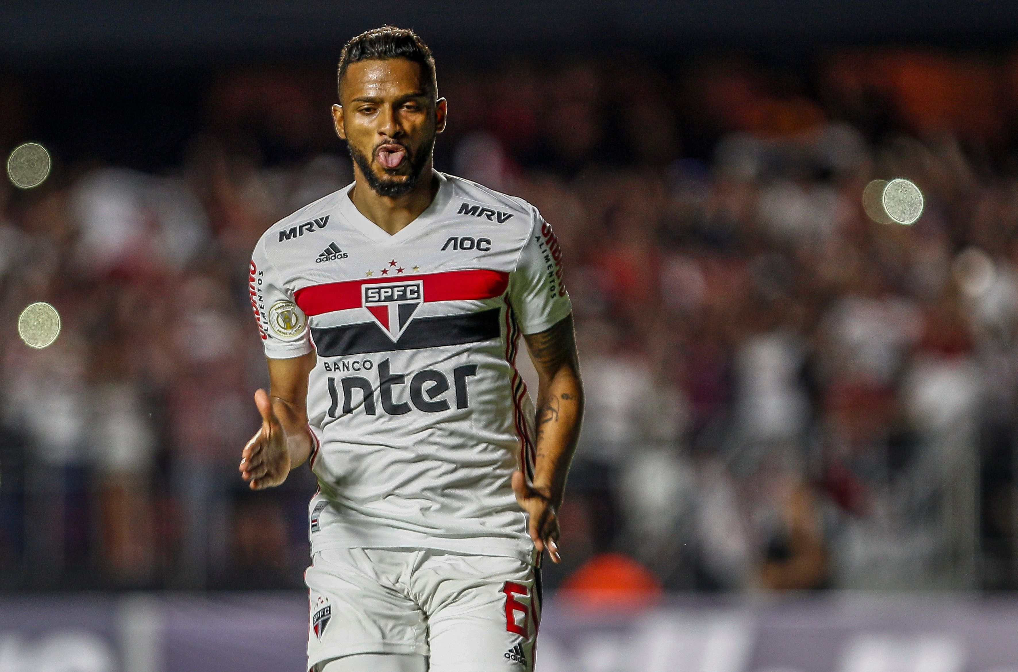 Reinaldo comemora gol no Morumbi em São Paulo x Santos