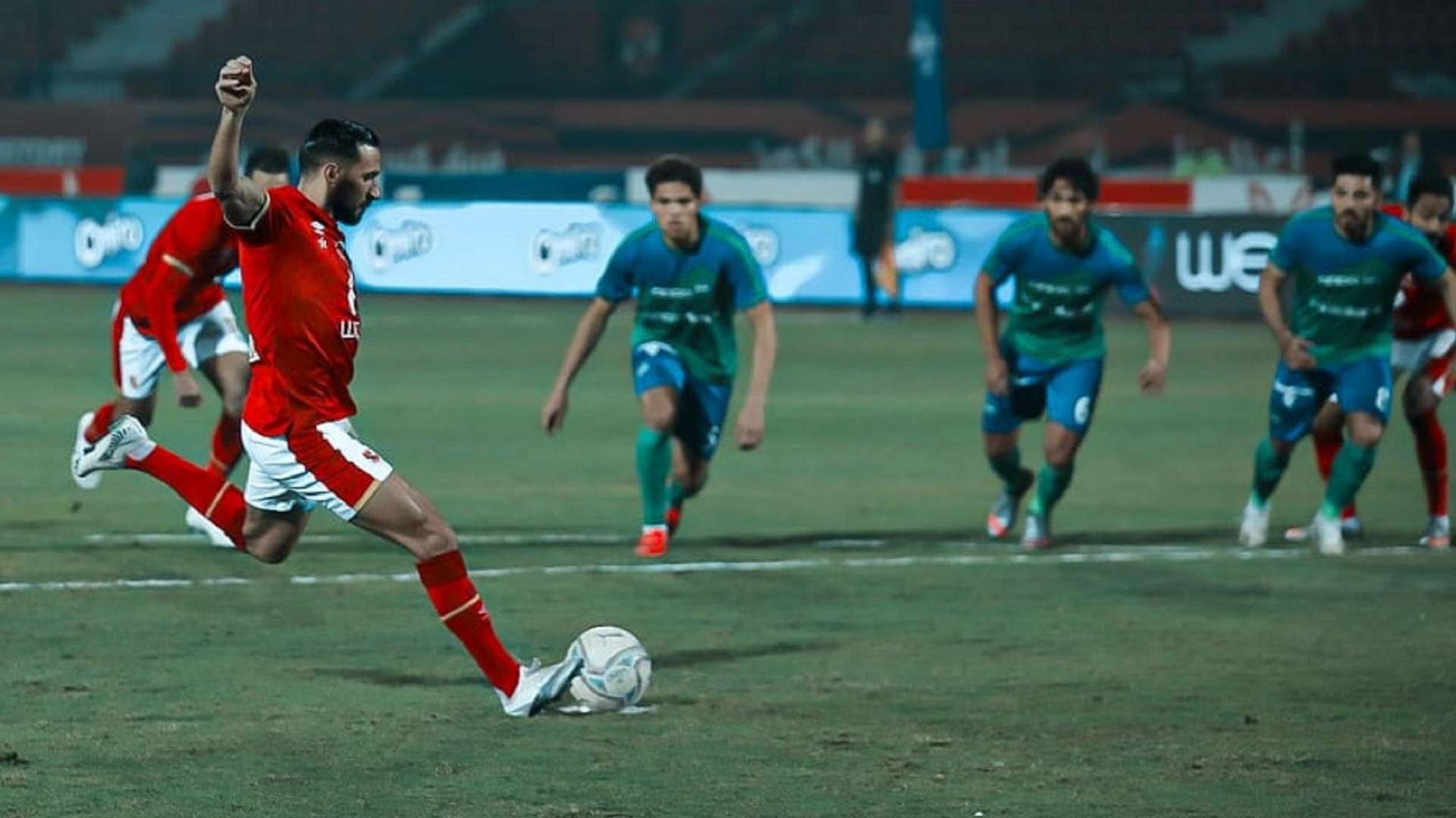 علي معلول لاعب الأهلي