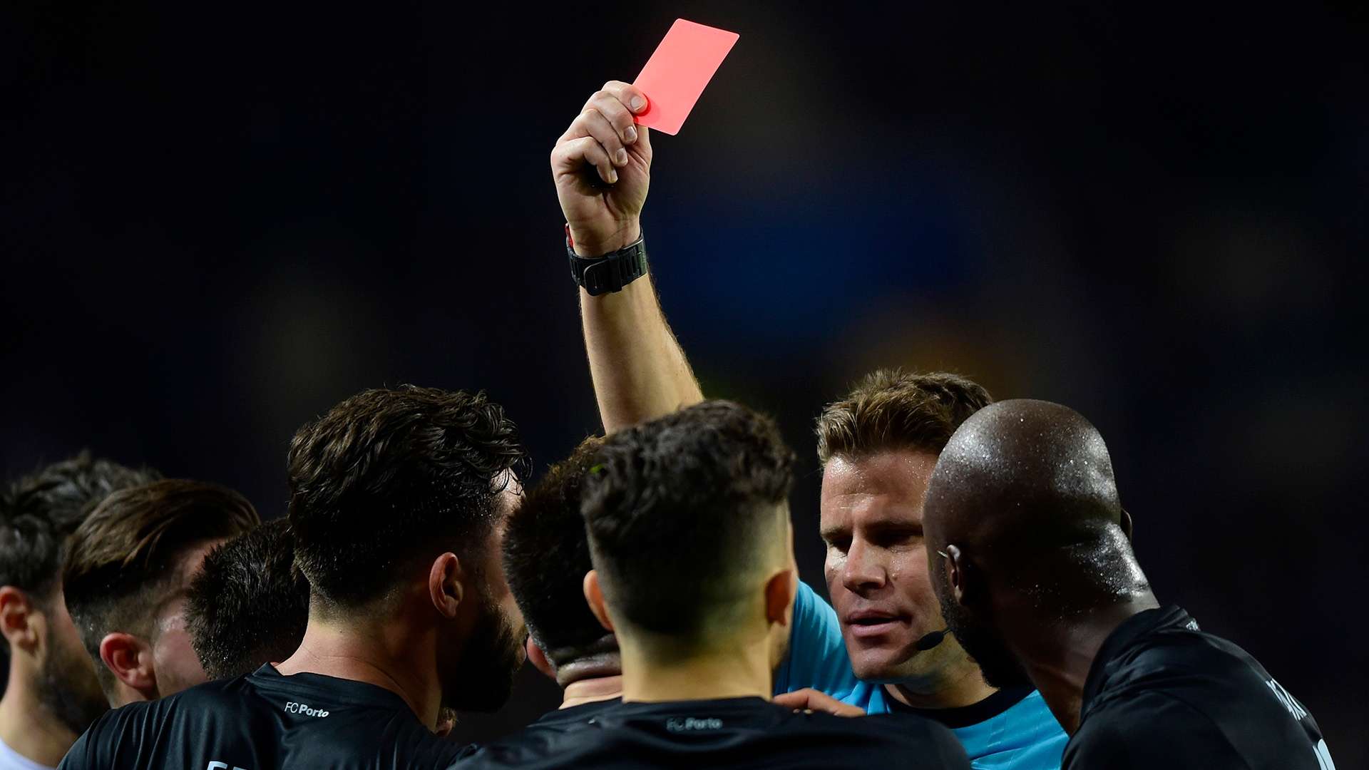 Referee red card Porto