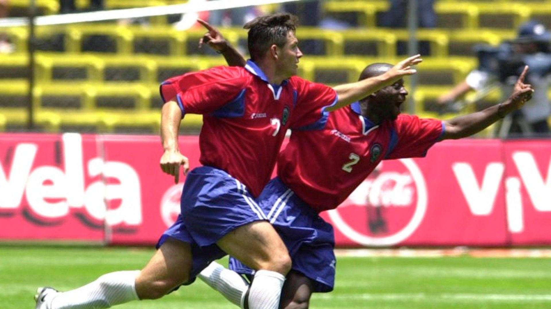 Costa rica festejando en el estadio azteca 2001