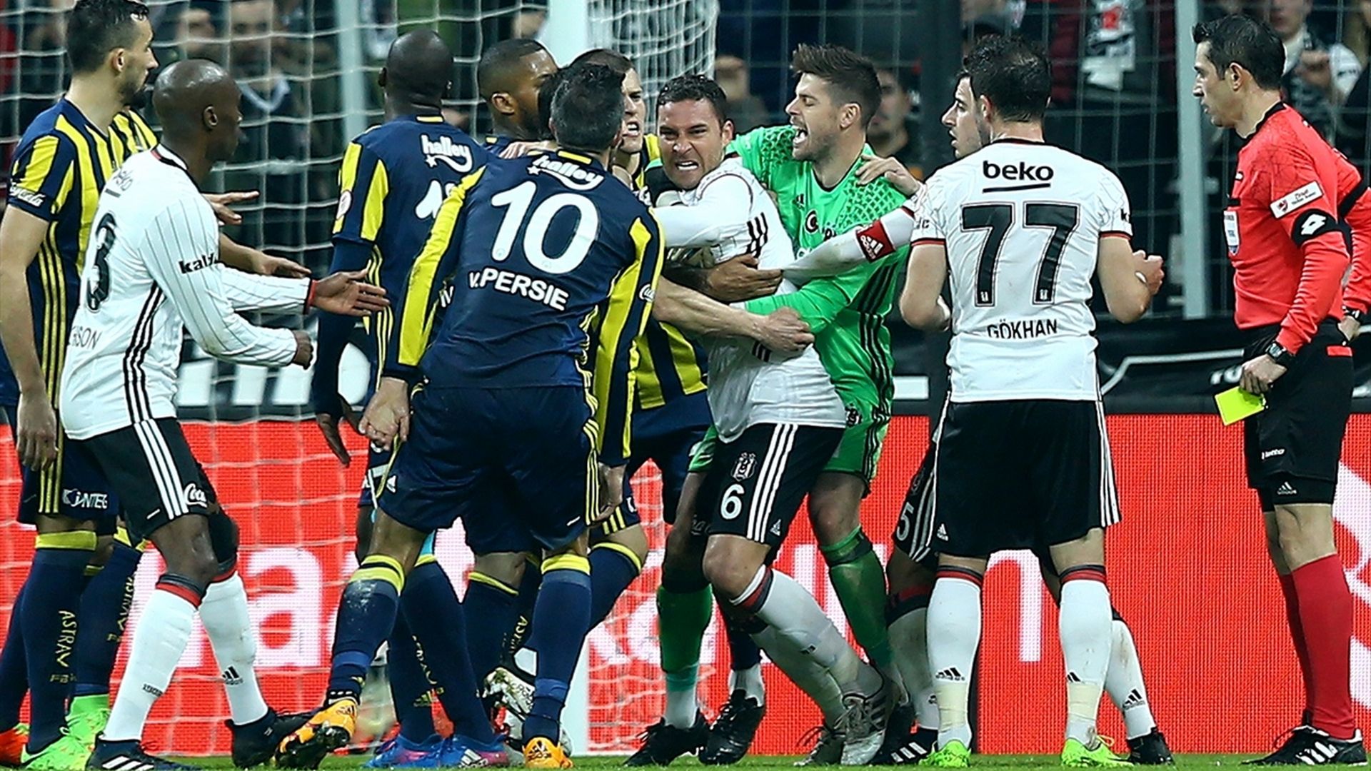 Dusko Tosic Robin van Persie Besiktas Fenerbahce ZTK 02052017