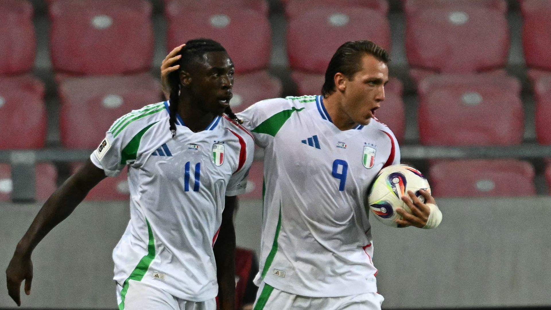 Kean Retegui Israele Italia 2025 abbraccio