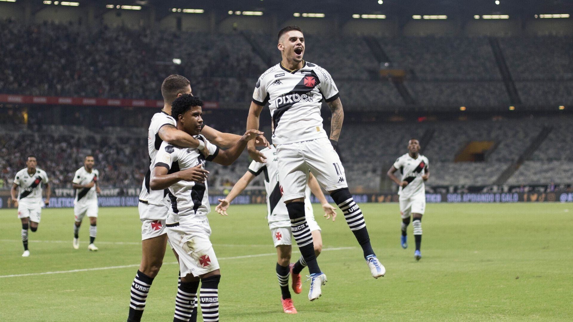 Gabriel Pec comemora gol do Vasco contra o Atlético-MG, no Mineirão, pelo Brasileirão 2023