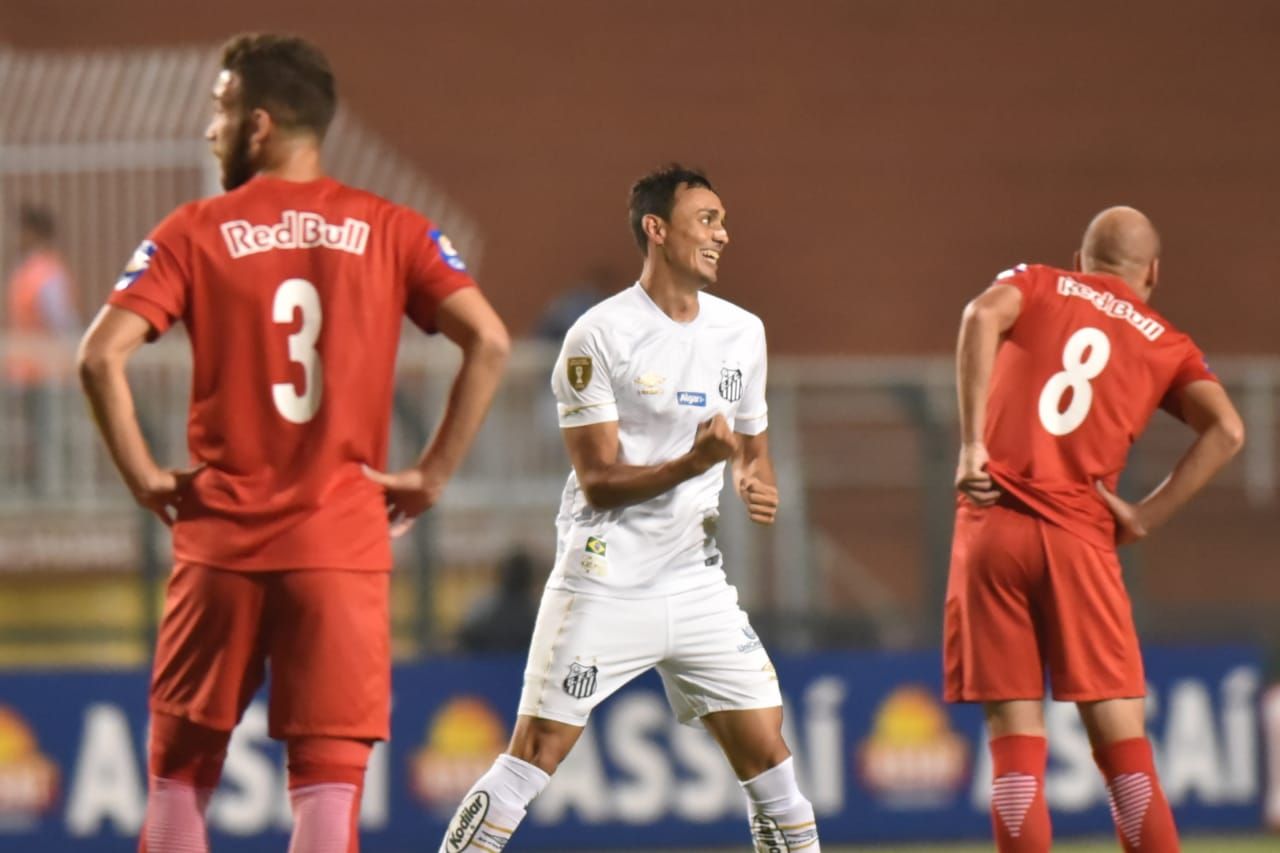 Diego Pituca comemora gol que seria anulado pelo VAR