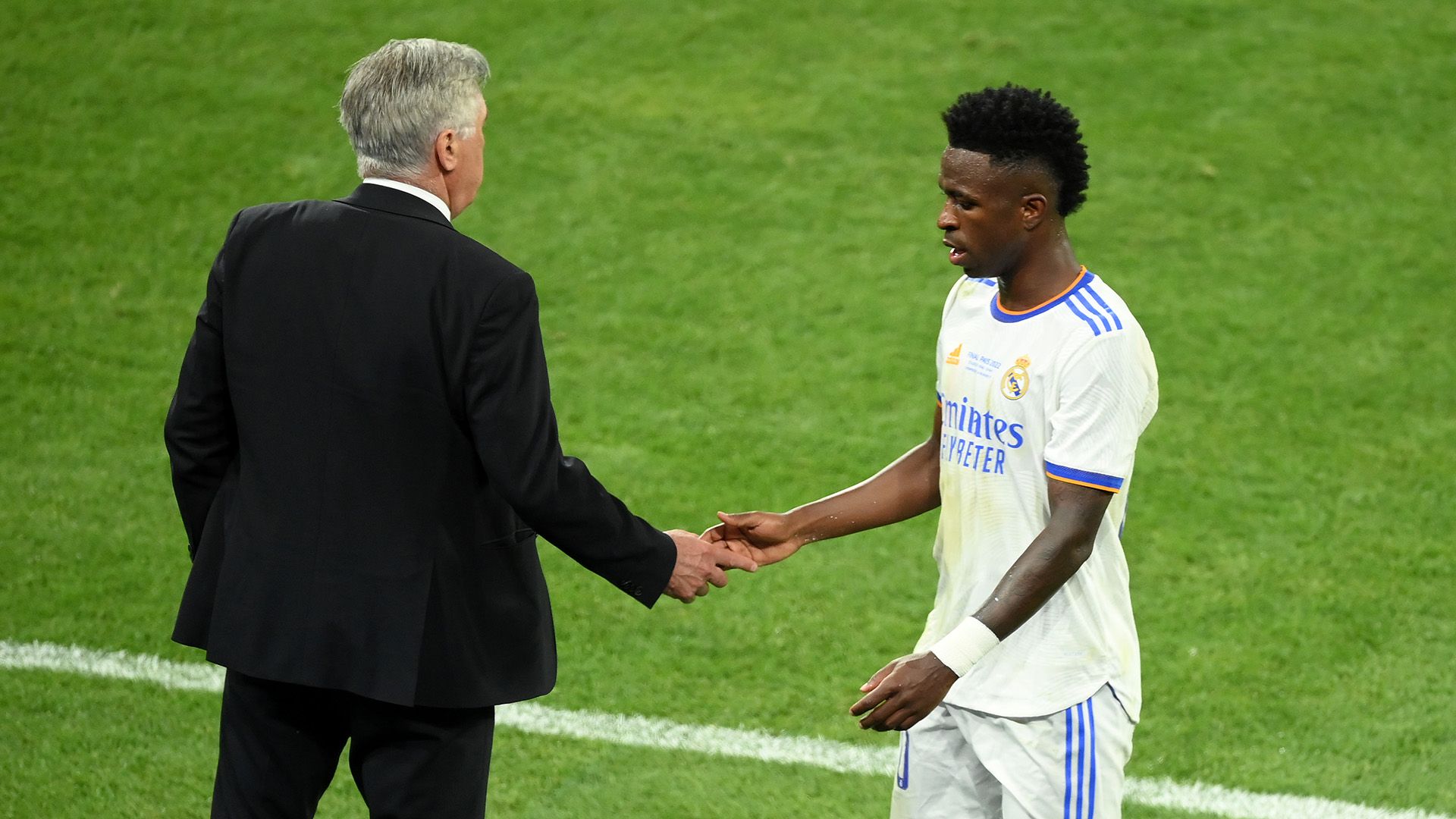 Vinícius Júnior é substituído e cumprimenta Carlo Ancelotti no Real Madrid, 2022