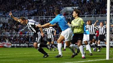 Alan Shearer Wilfred Bouma Ronald Waterreus Newcastle PSV UEFA Cup 2003/04