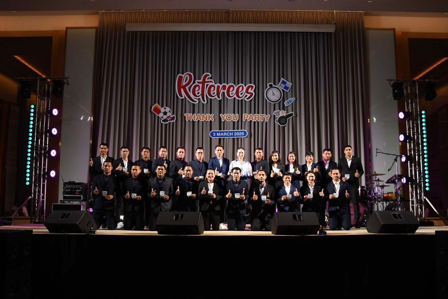 มอบตราฟีฟ่า แก่คณะผู้ตัดสิน