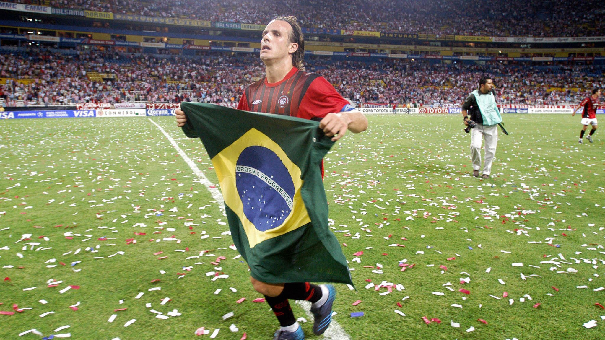 Skavinski, do Athletico-PR, comemora classificação para final da Libertadores 2005