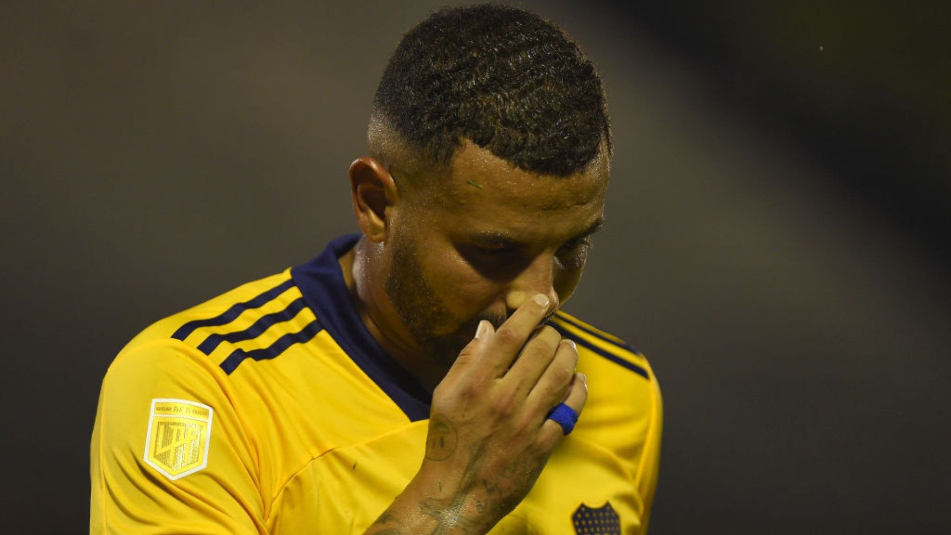 Edwin Cardona se lamenta en un partido de boca