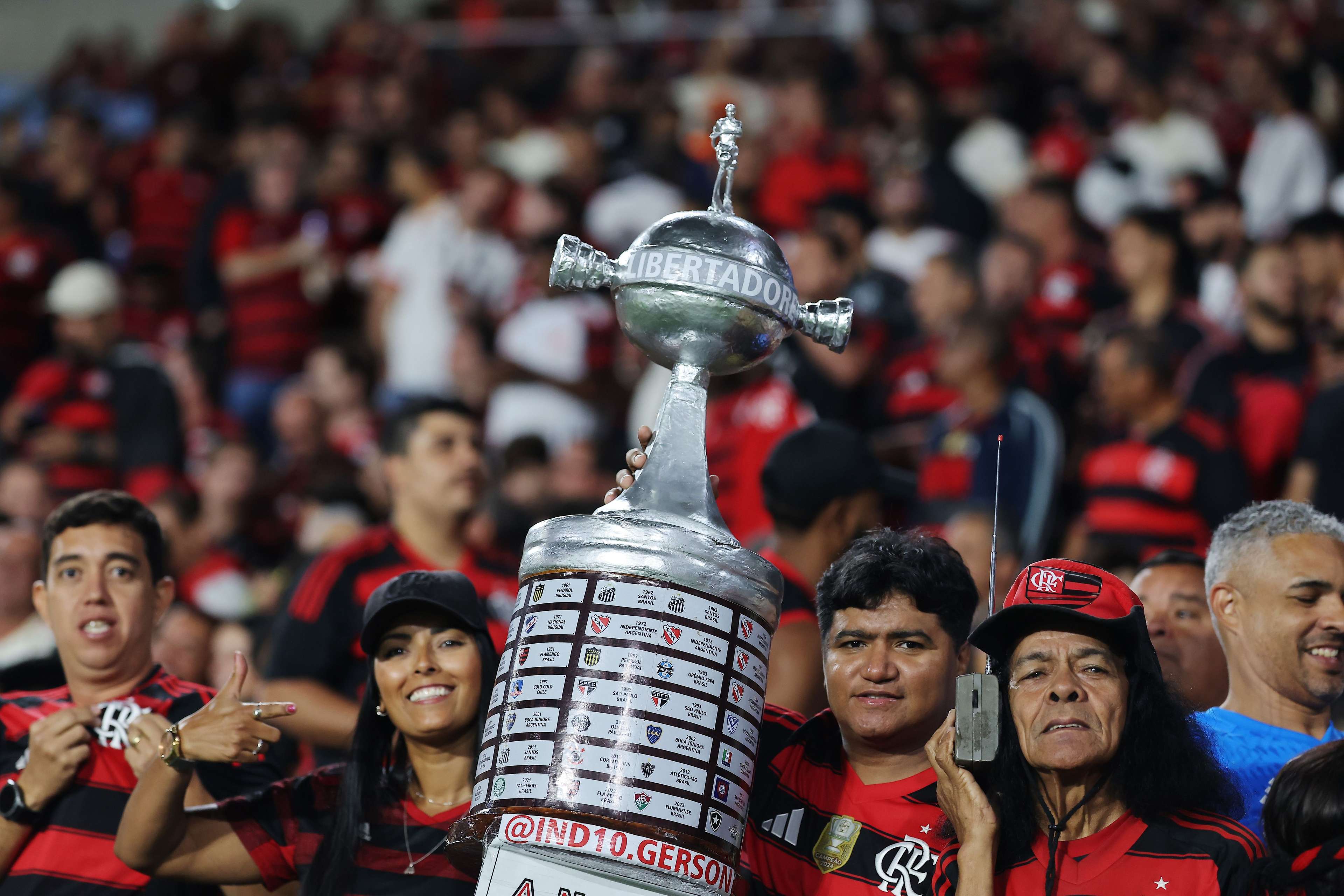 Troféu da Libertadores na torcida do Flamengo