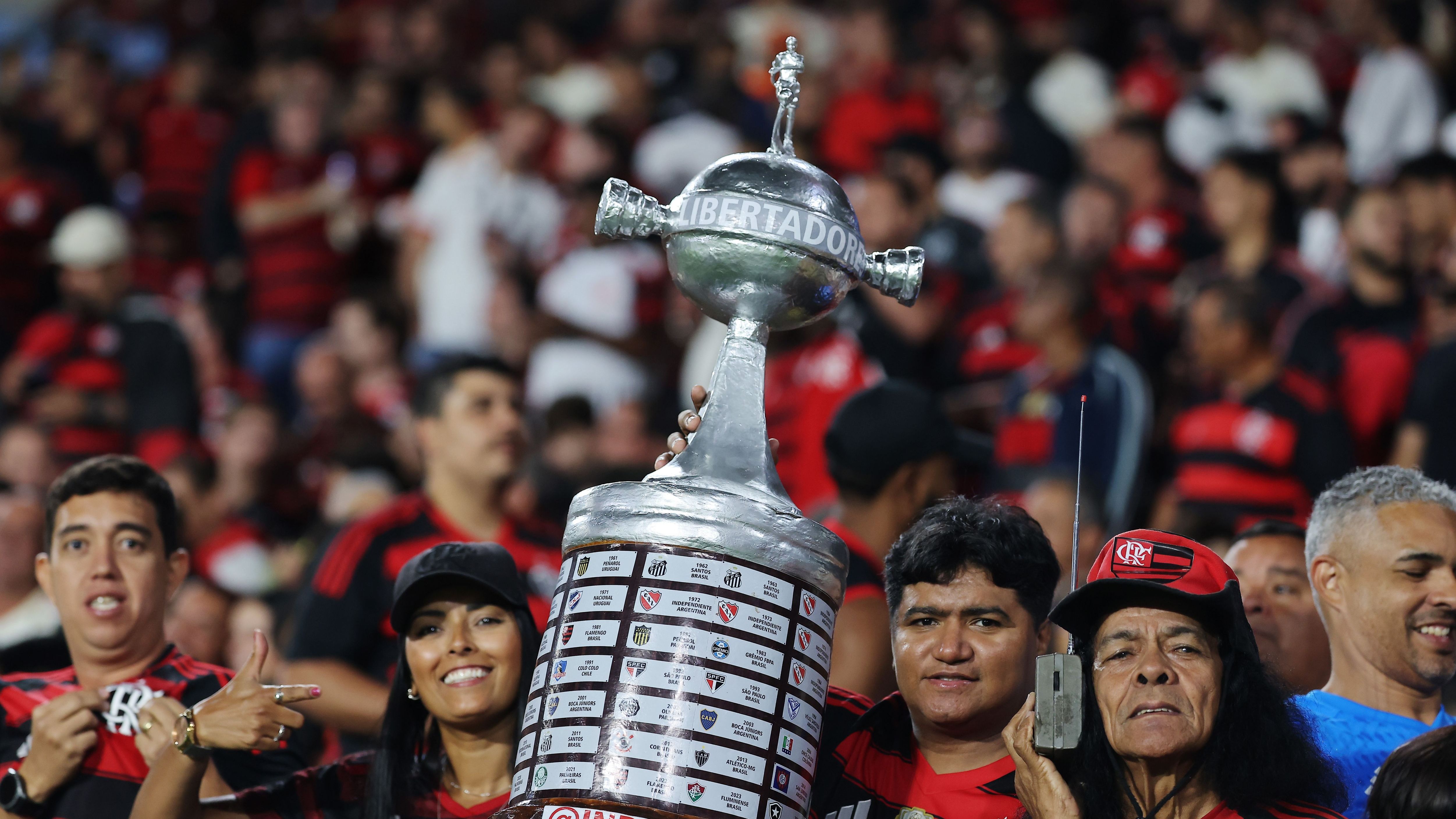 Troféu da Libertadores na torcida do Flamengo
