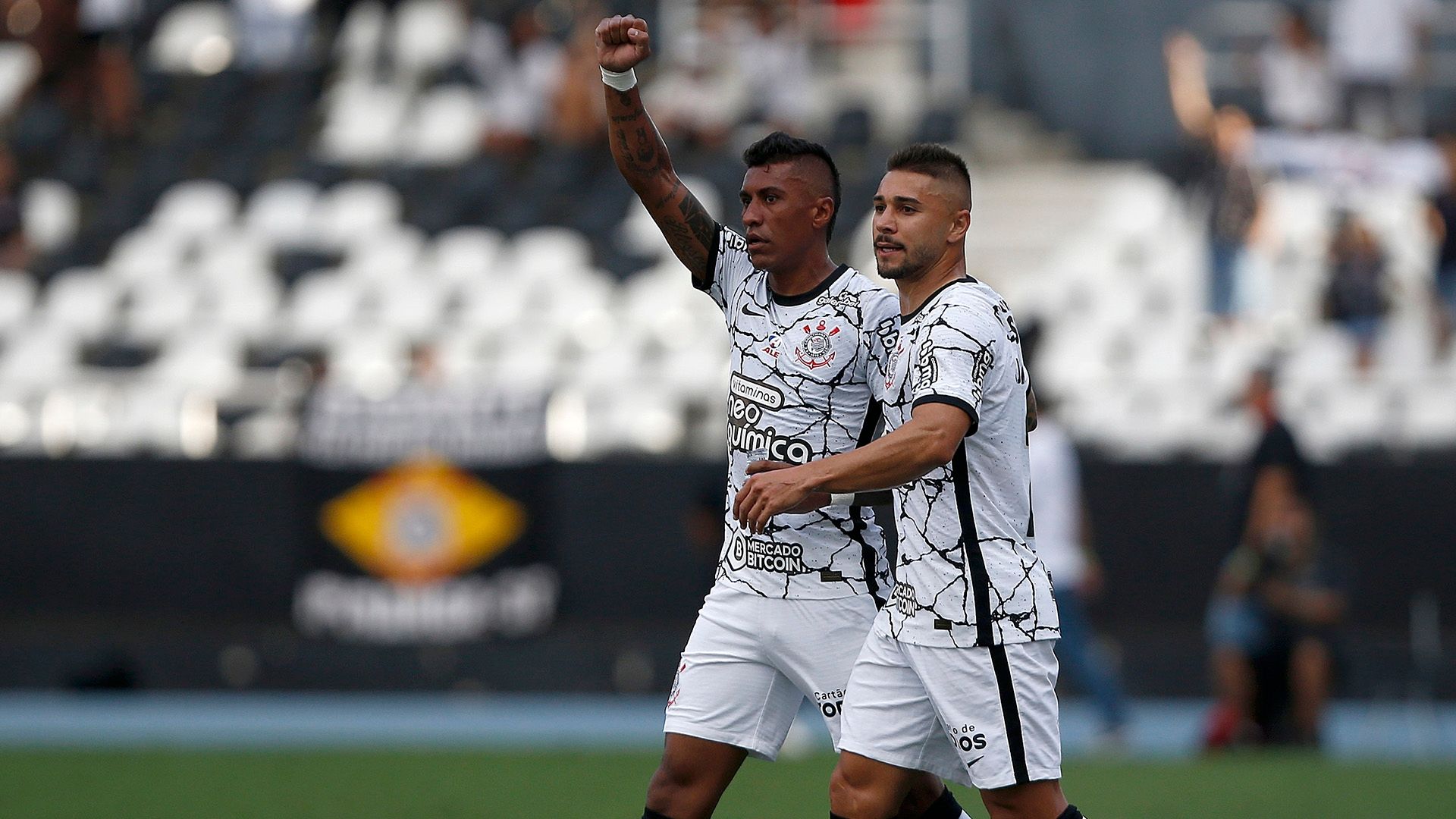 Paulinho comemora gol pelo Corinthians