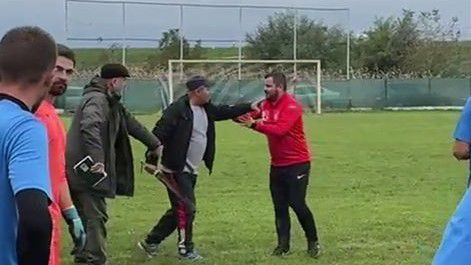 Karddal támadtak a bíróra