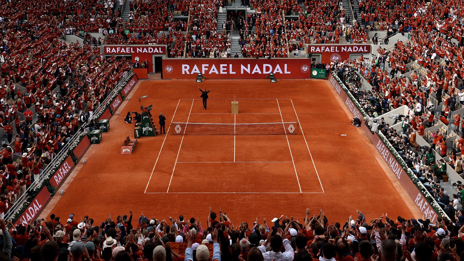 Rafael Nadal waves to the crowd on Court Philippe-Chatrier
