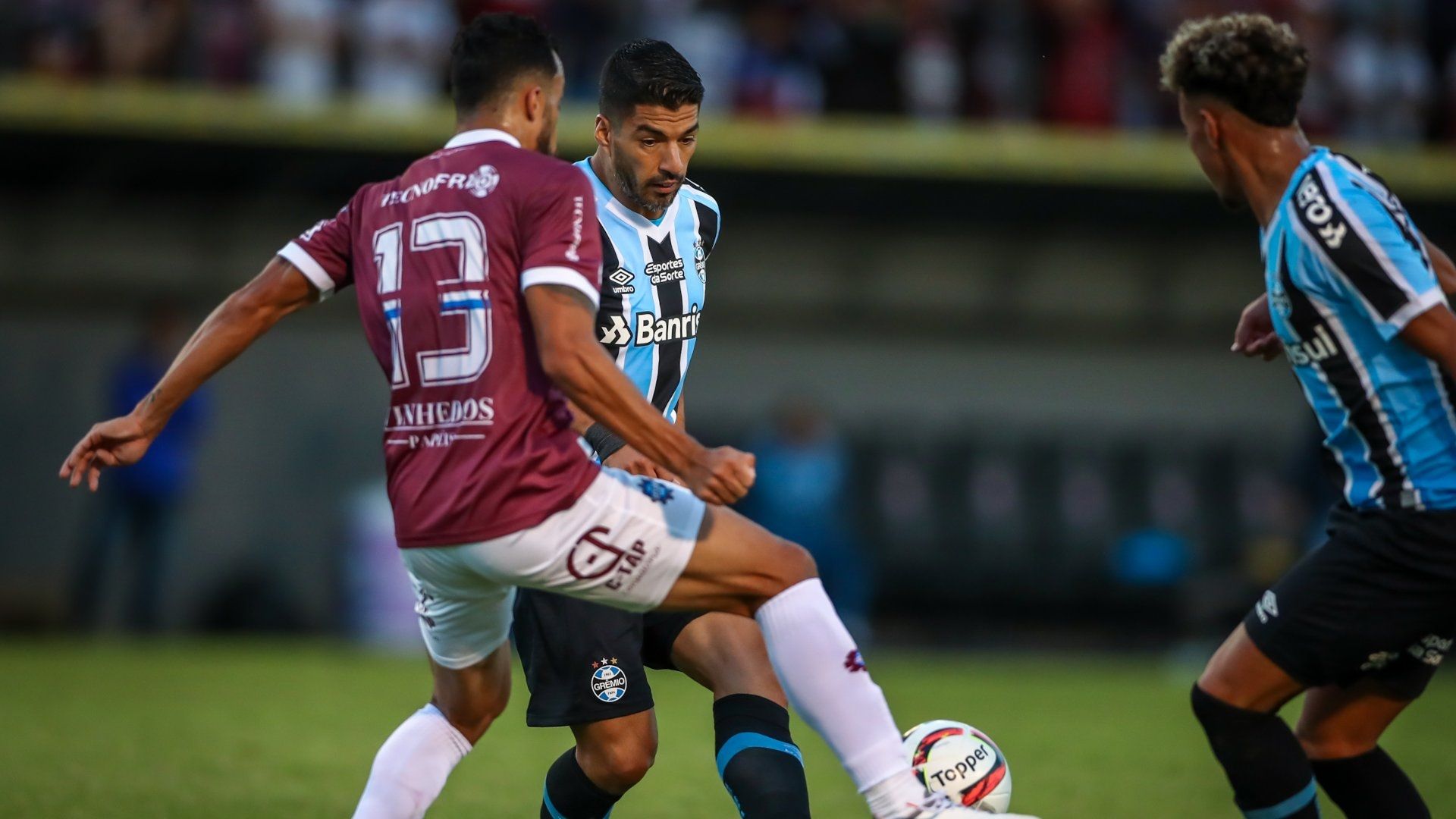 Luis Suárez disputa bola em Caxias x Grêmio, na final do Gauchão 2023