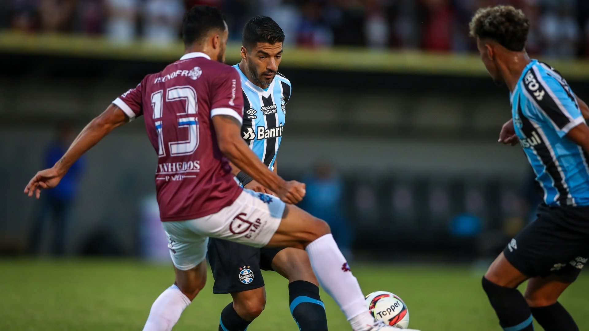 Luis Suárez disputa bola em Caxias x Grêmio, na final do Gauchão 2023