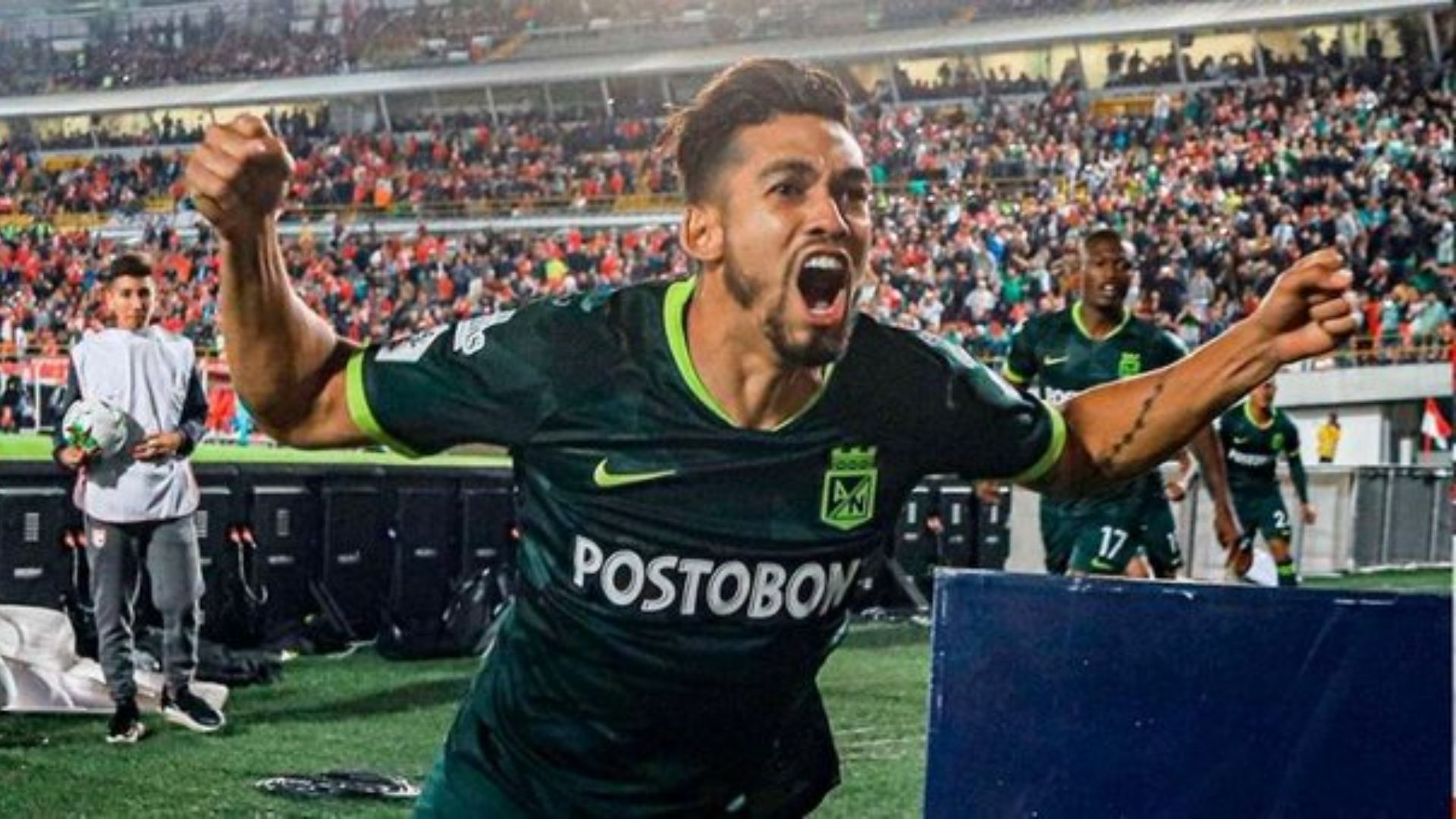 Foto atlético nacional con uniforme totalmente verde