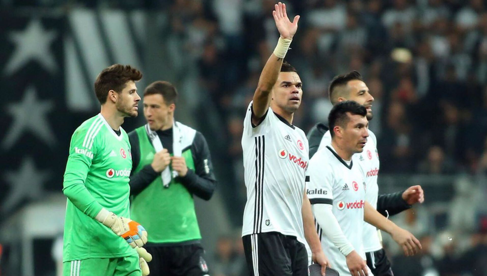 021217 Besiktas Galatasaray Gary Medel Pepe