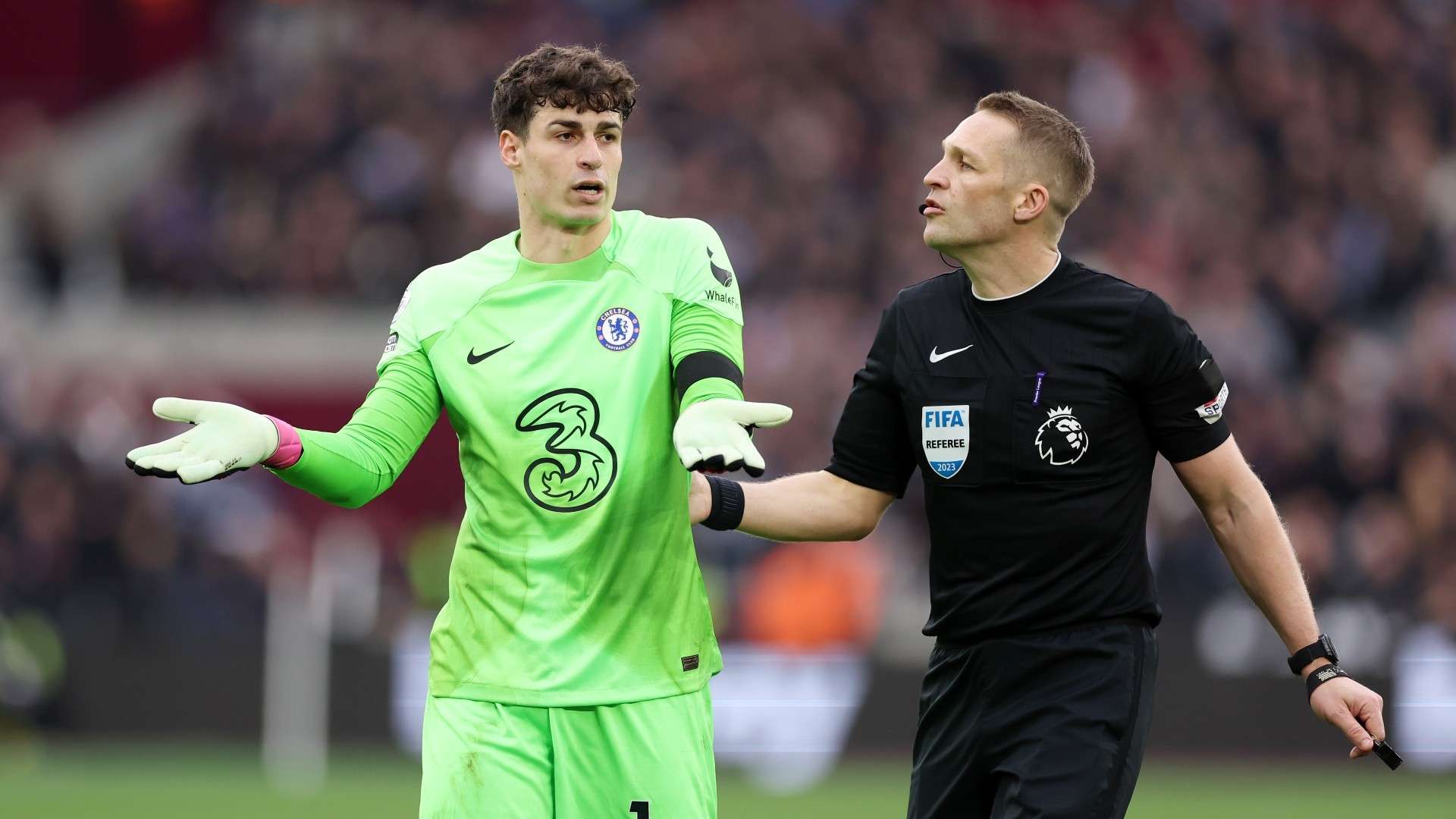 Kepa Arrizabalaga Chelsea complaining with ref