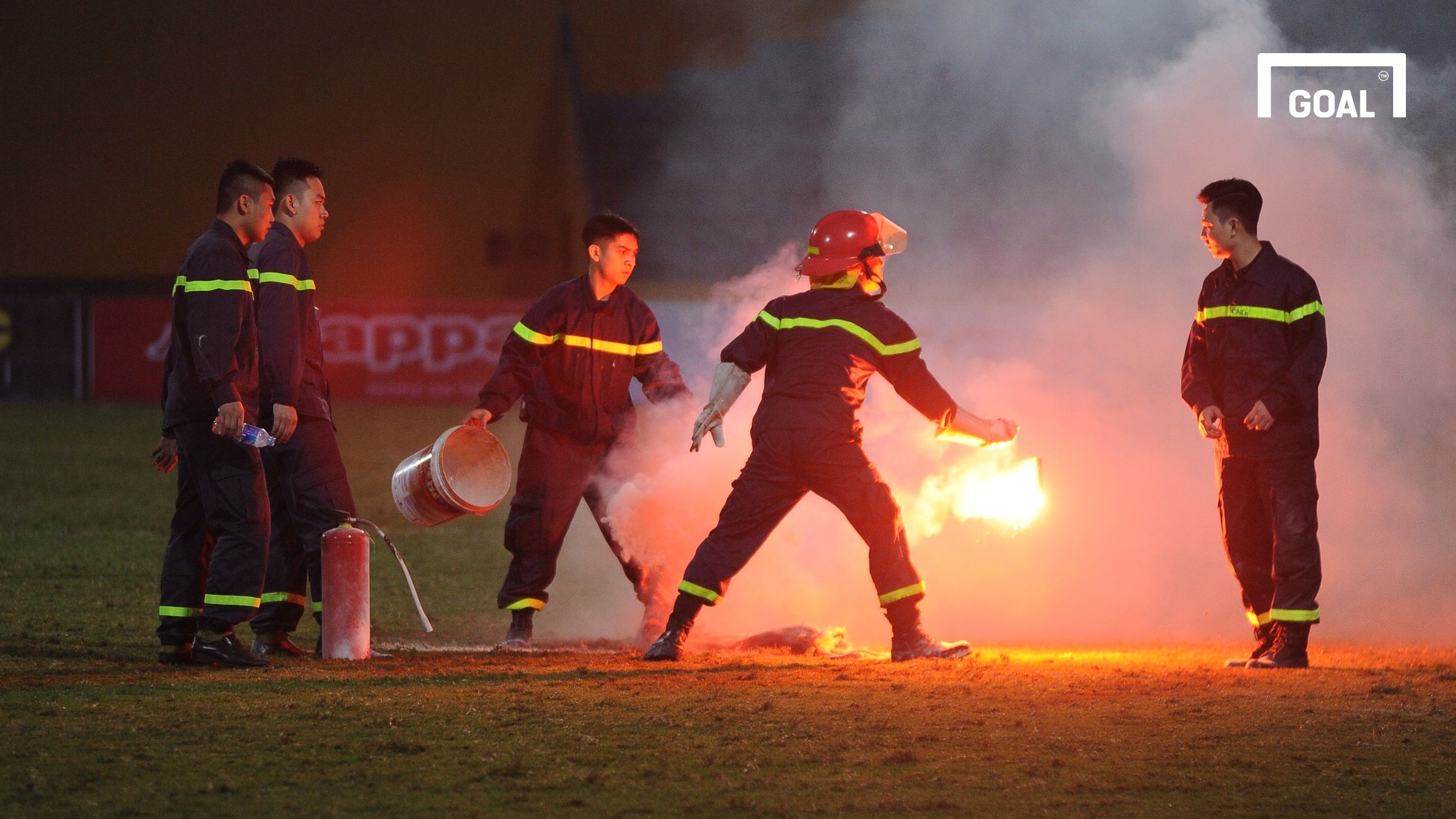 CĐV Hải Phòng đốt pháo sáng cuối trận gặp Hà Nội FC