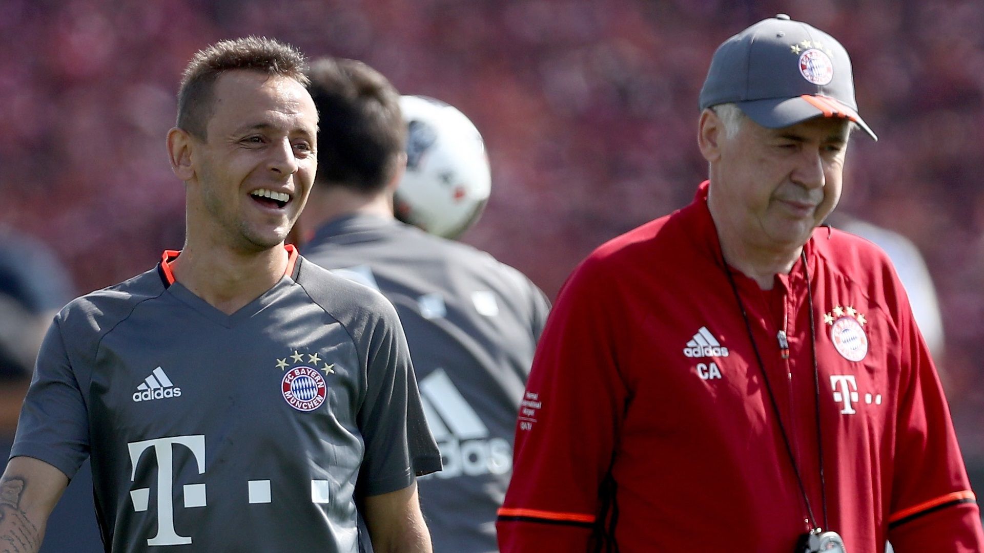 Rafinha e Carlo Ancelotti, em treino do Bayern de Munique