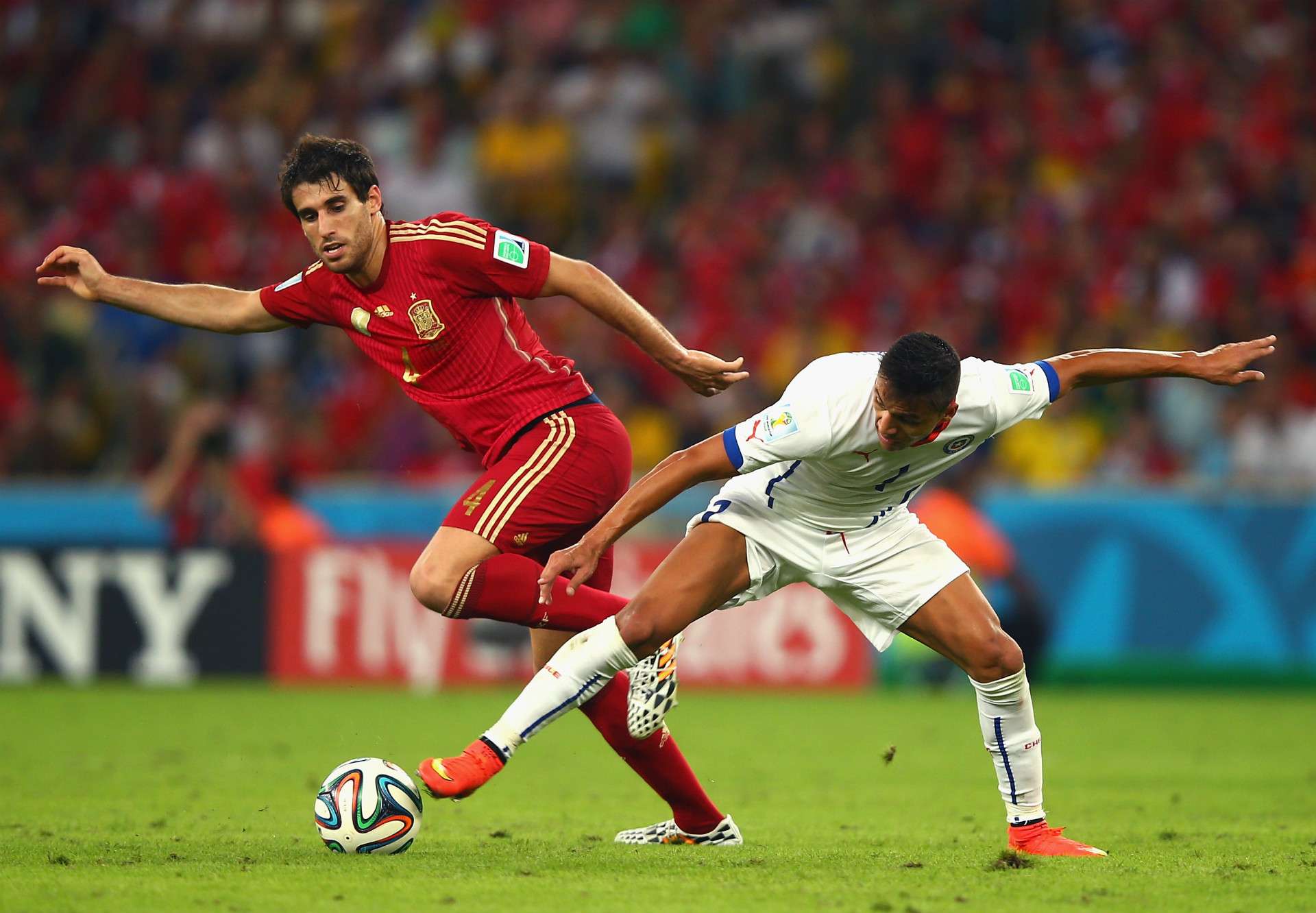 Javi Martinez Alexis Sanchez Spain Chile 2014 World Cup Group B 06182014