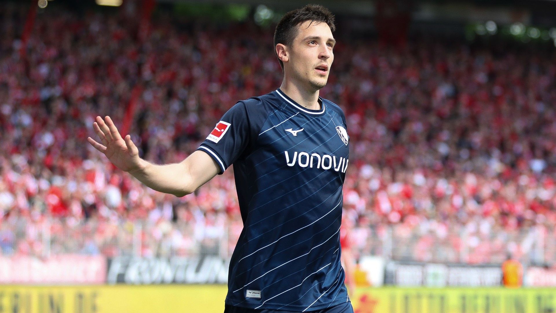 Keven Schlotterbeck of VfL Bochum celebrates 