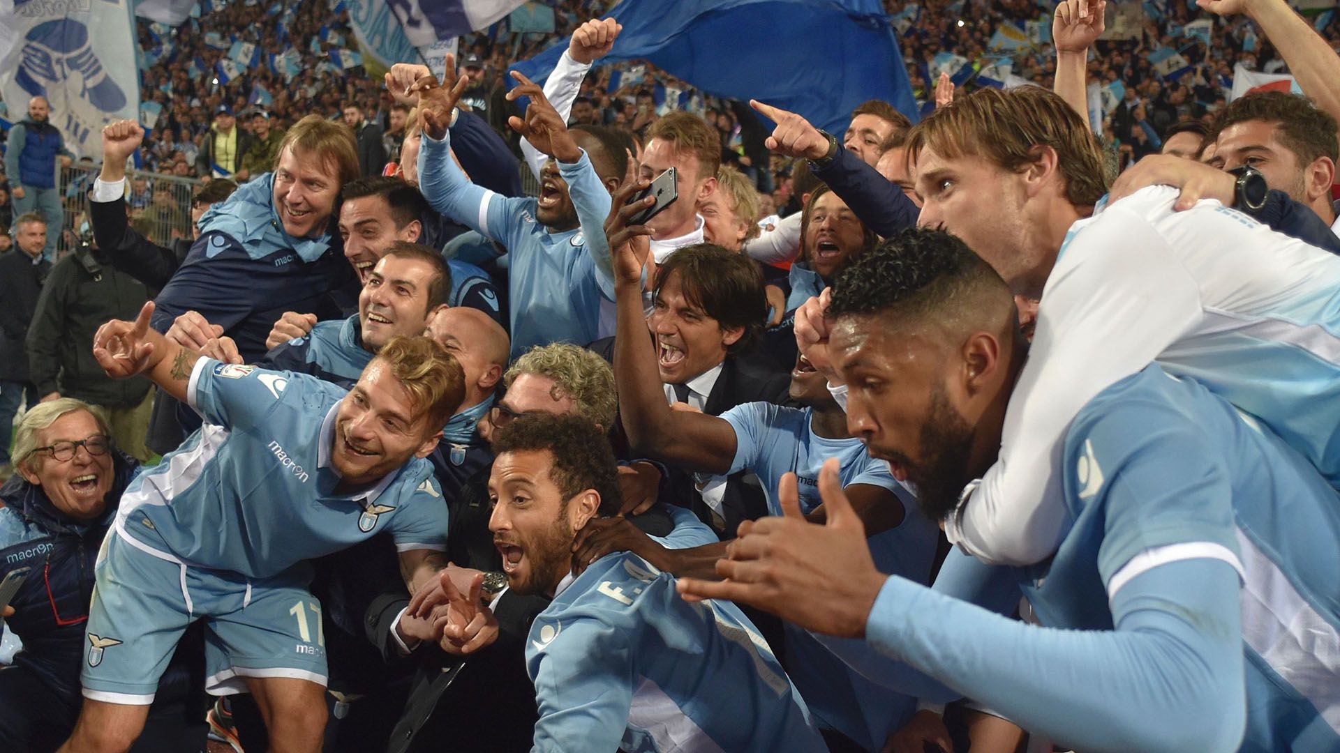 Lazio celebrating vs Roma
