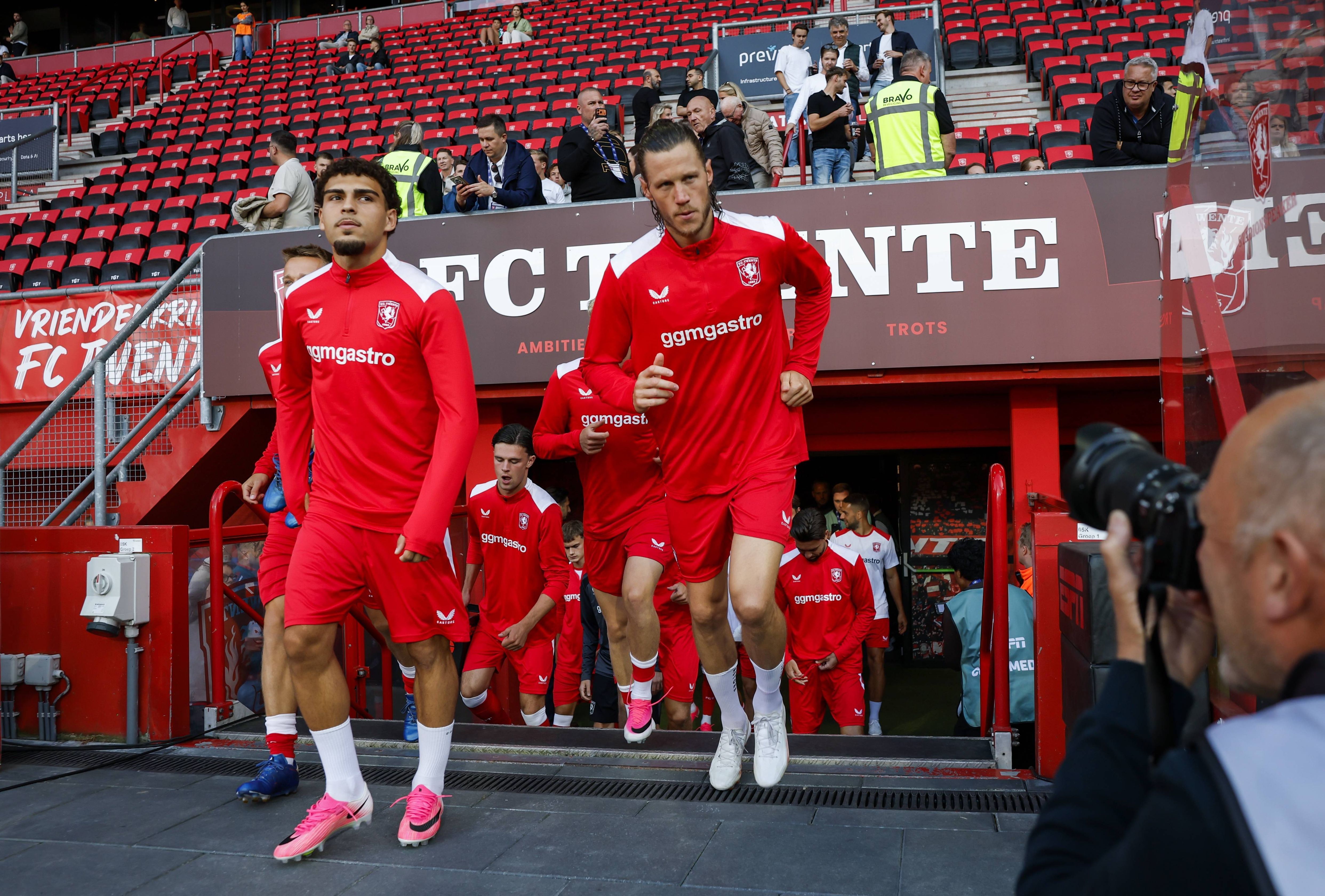 ENSCHEDE - (l-r) Guilherme Peixoto of FC Twente, Wout Weghorst of FC Twente prior to the UEFA Europa league 2nd preliminary round match between FC Twente and Ferencvaros at Stadion De Grolsch Veste on July 23, 2026 in Enschede, Netherlands. PIETER STAM DE JONGE ANP UEFA Europa League - Second qualifying round 1st leg 2026-2027 xVIxANPxSportx xxANPxIVx 564140099 originalFilename: 564140099.jpg