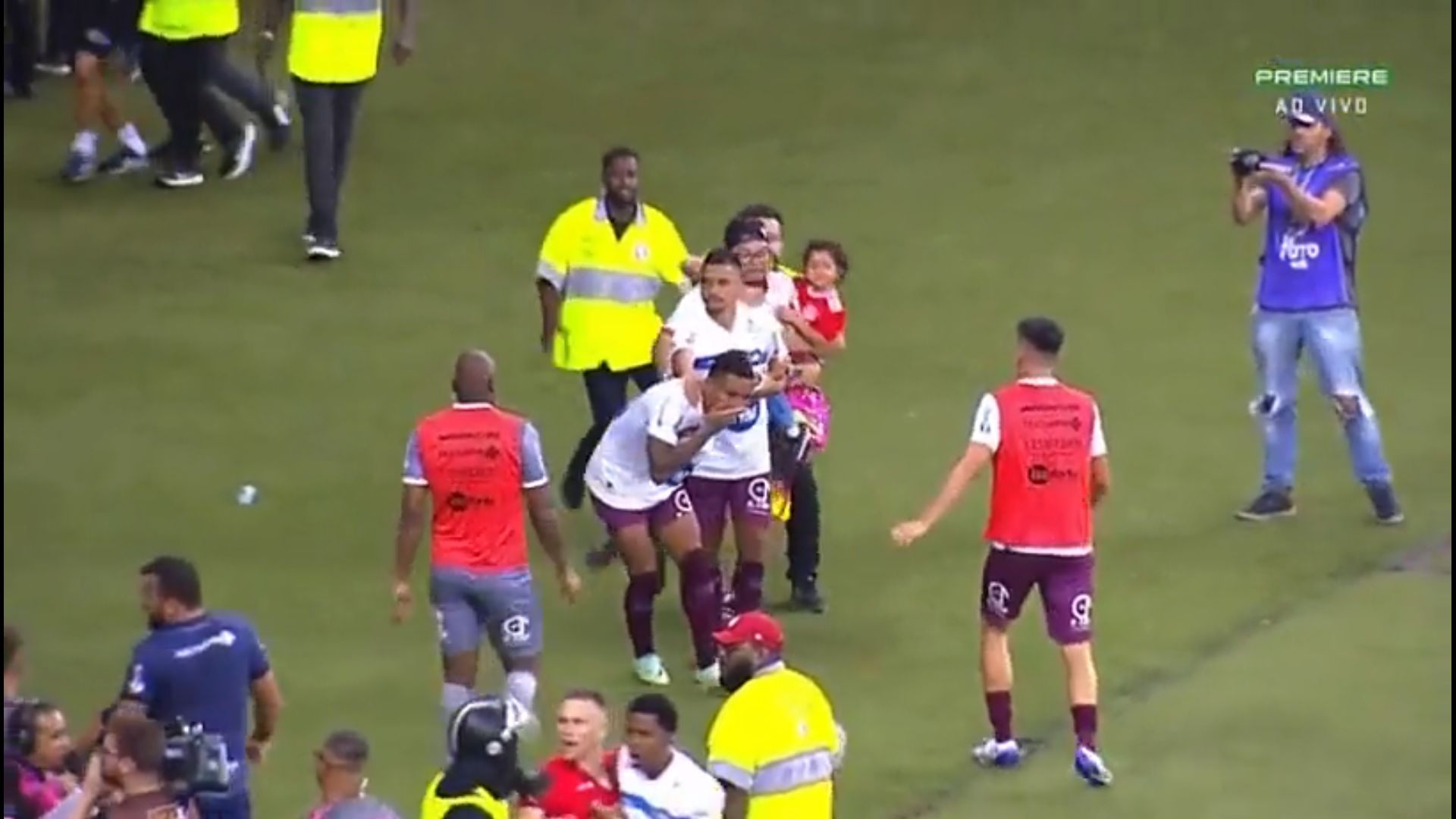 Torcedor do Internacional invade campo com criança para agredir atleta do Caxias-RS, 2023