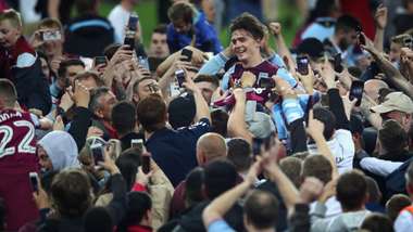 Grealish taraftarlarla