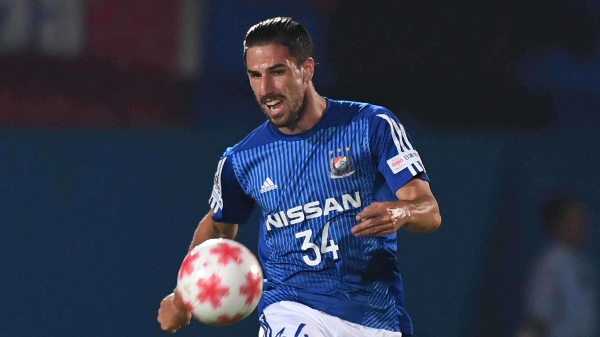 2017-10-31-marinos-Milos Degenek