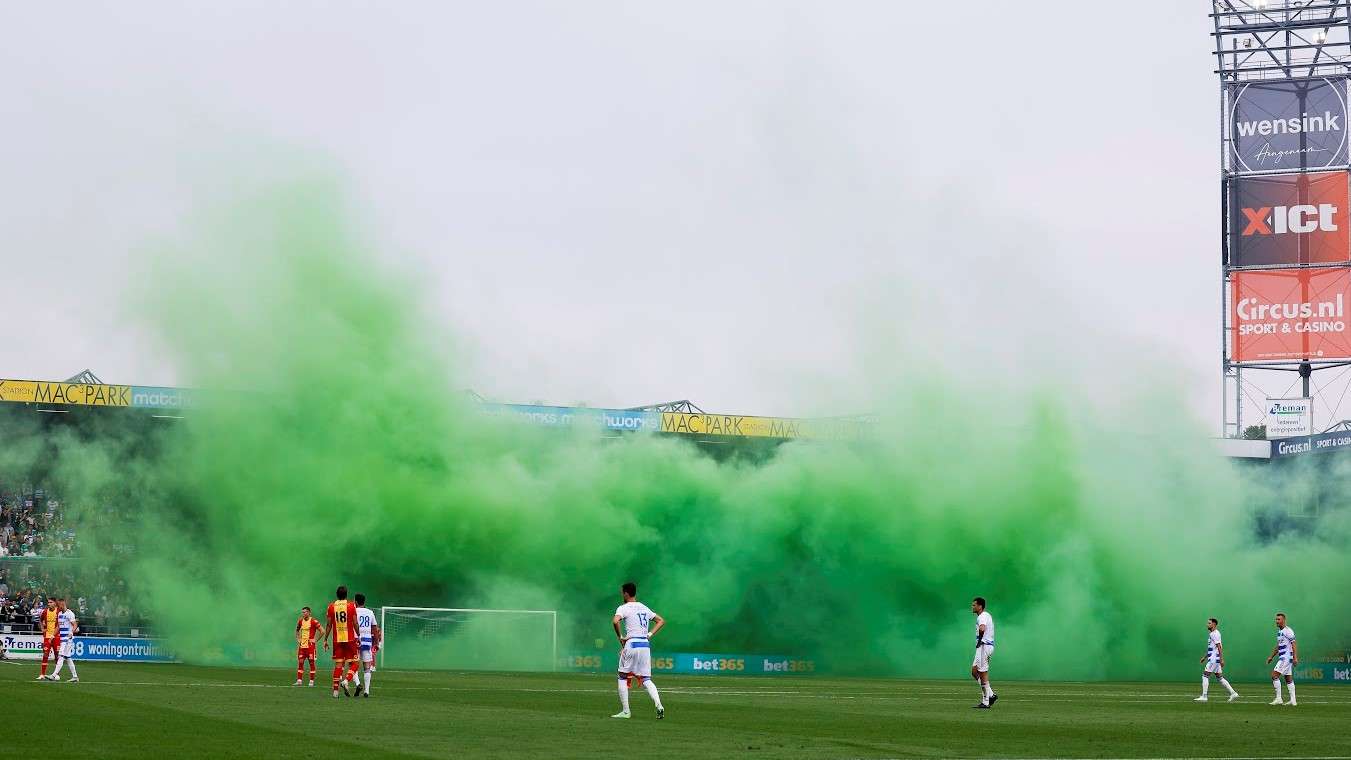 PEC Zwolle Go Ahead Eagles Smoke Bomb