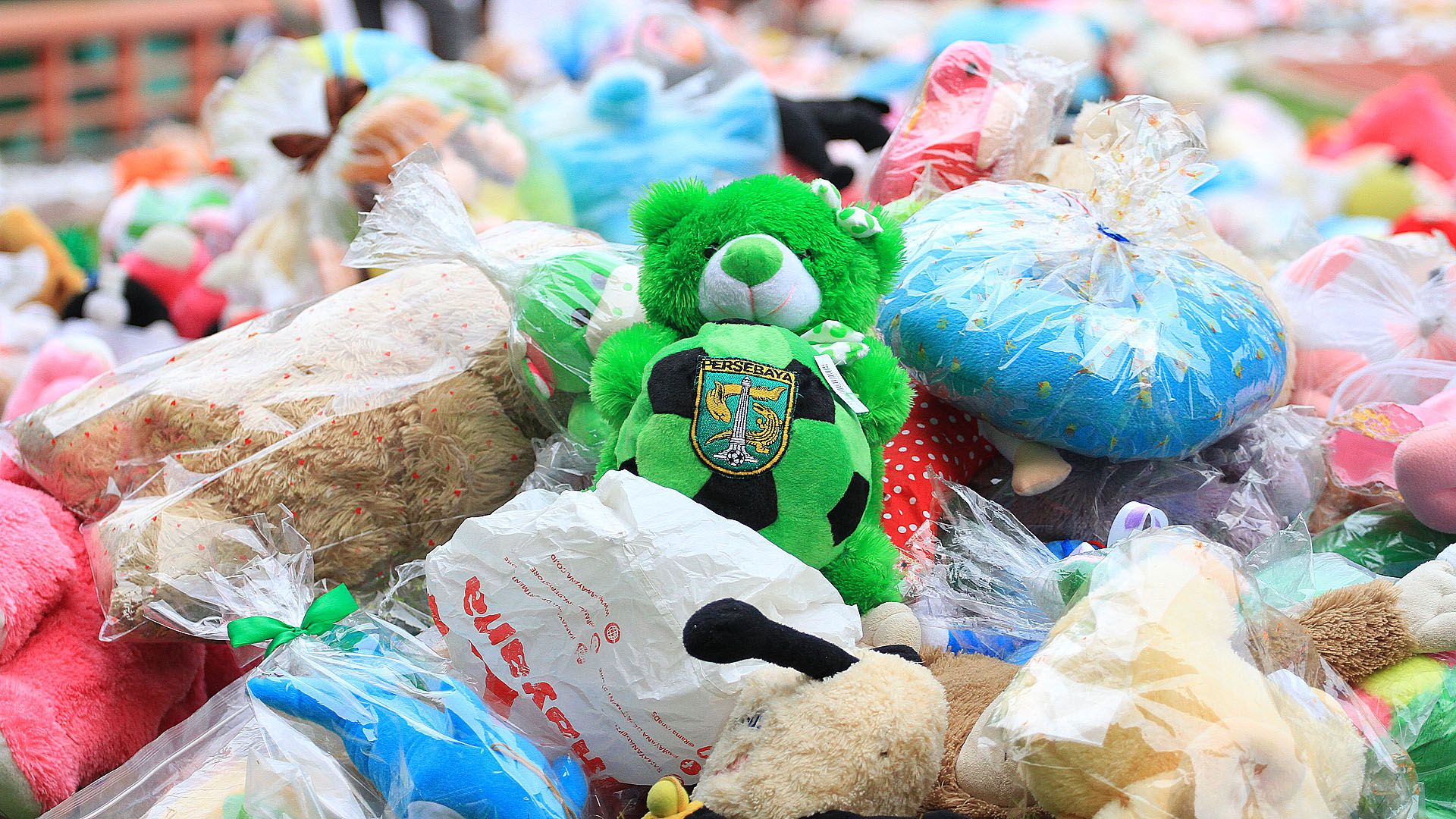 Lempar Boneka Persebaya