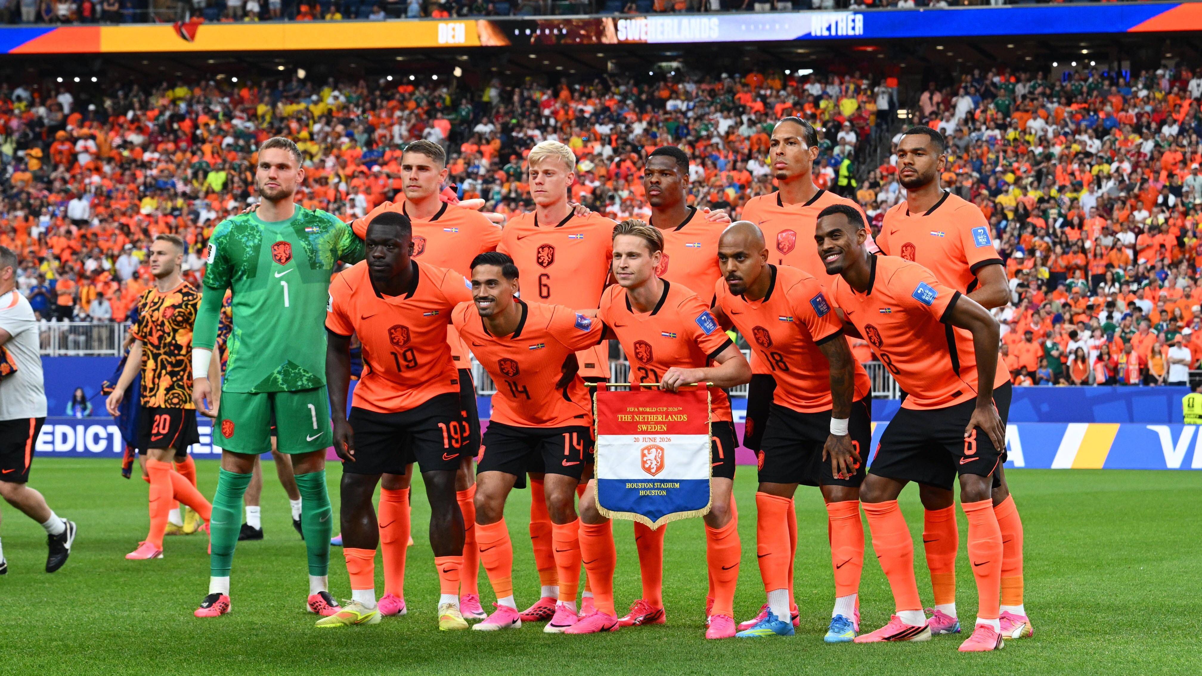 Nederlands elftal Oranje debout : verbruggen (bart) van de ven (micky) van hecke (jan paul) dumfries (denzel) van dijk (virgil) gakpo (cody) accroupi :brobbey (brian) reijnders (tijjani) de jong (frenkie) malen (donyell) gravenberch (ryan) FOOT COUPE DU MONDE 2026 PAYS BAS-SUEDE (5-1) NRG STADIUM HOUSTON ETATS UNIS 20 06 2026 FAUGERE FRANCK HOUSTON NRG STADIUM GermanyxJapanxUKxFrancexBelgiumxOUT *** Standing Copyright: xFAUGERExFRANCKx