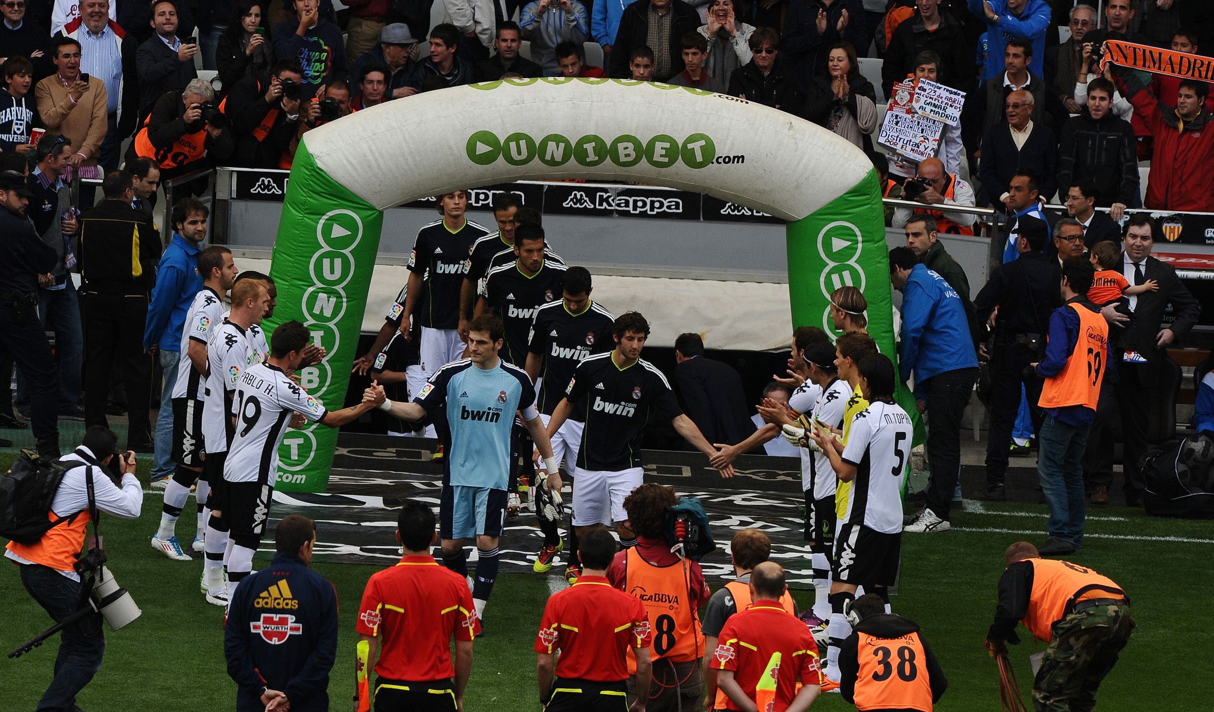 Valencia guard of honour for the 2011 Copa del Rey winners Real Madrid