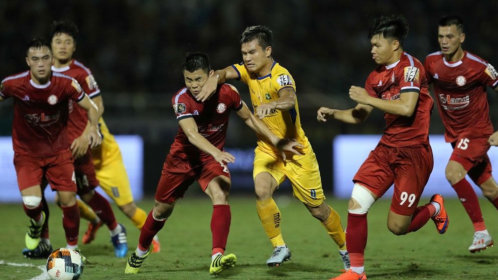 Ngo Tung Quoc vs Vo Ngoc Toan Ho Chi Minh City FC vs Song Lam Nghe An/ SLNA Round 11 V.League 2019