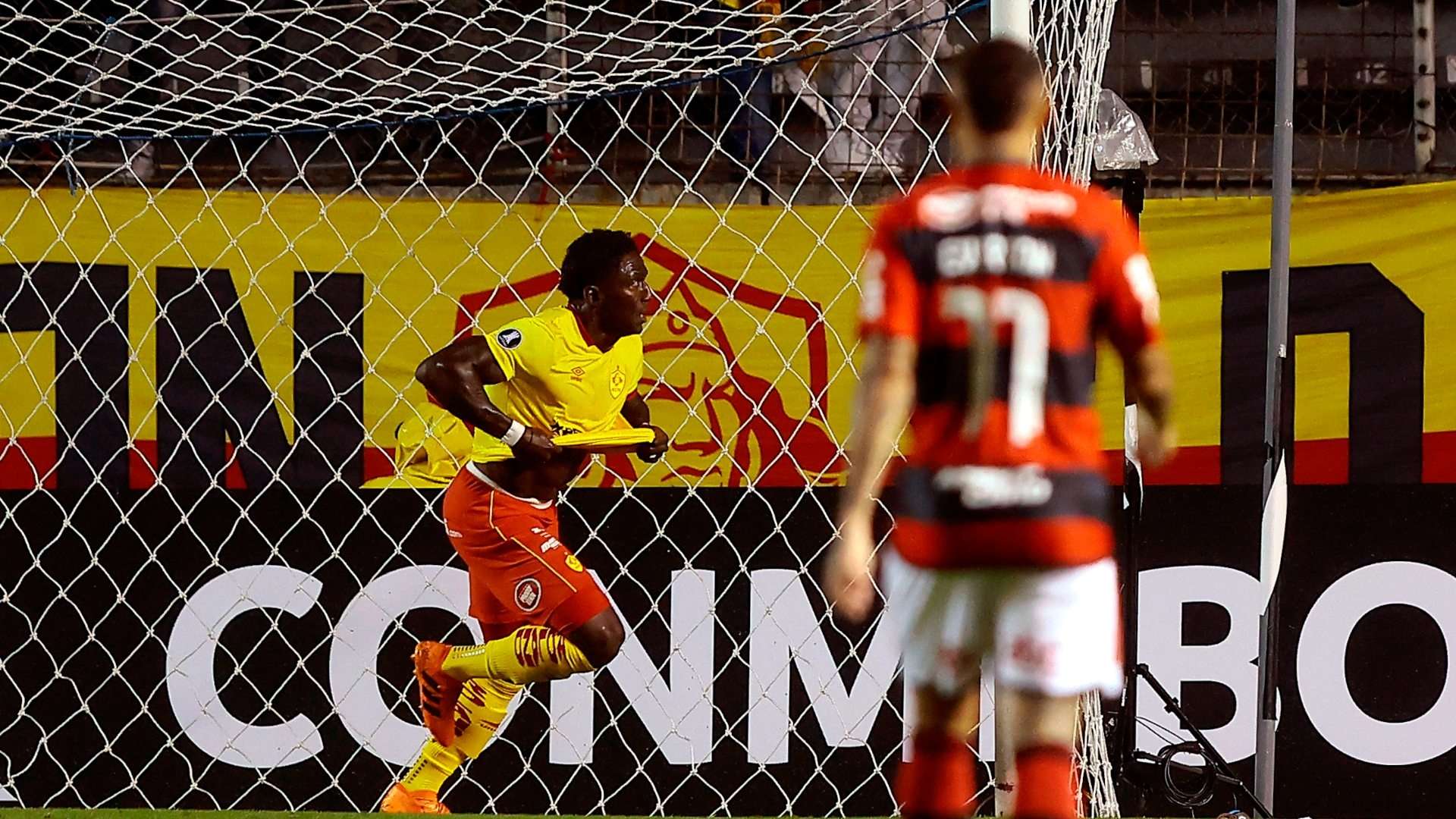 Roberto Ordoñez comemora gol da vitória do Aucas sobre o Flamengo, pela Copa Libertadores 2023