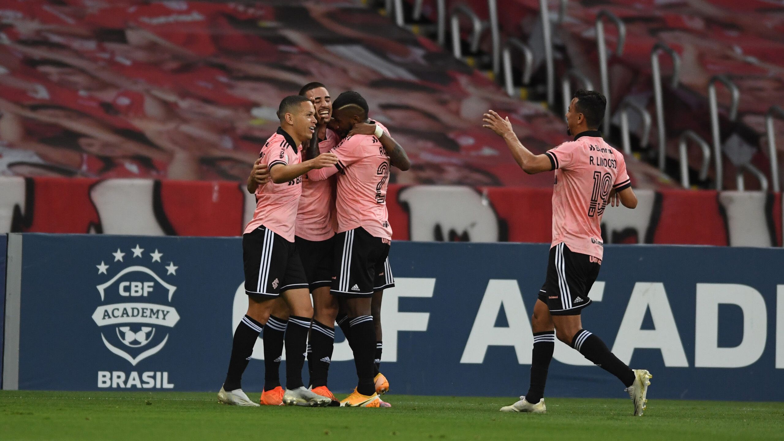 Jogadores do Internacional comemoram gol no Beira-Rio