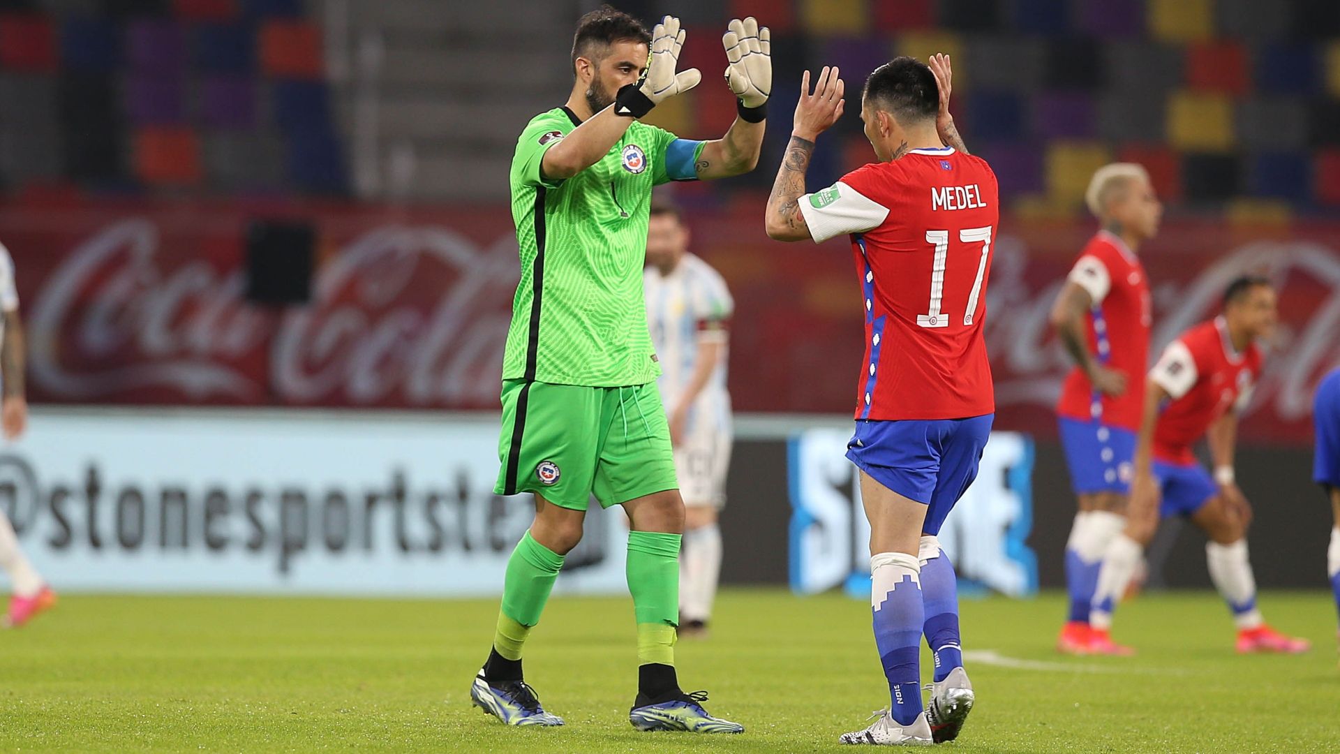 030621 Argentina Chile Claudio Bravo y Gary Medel