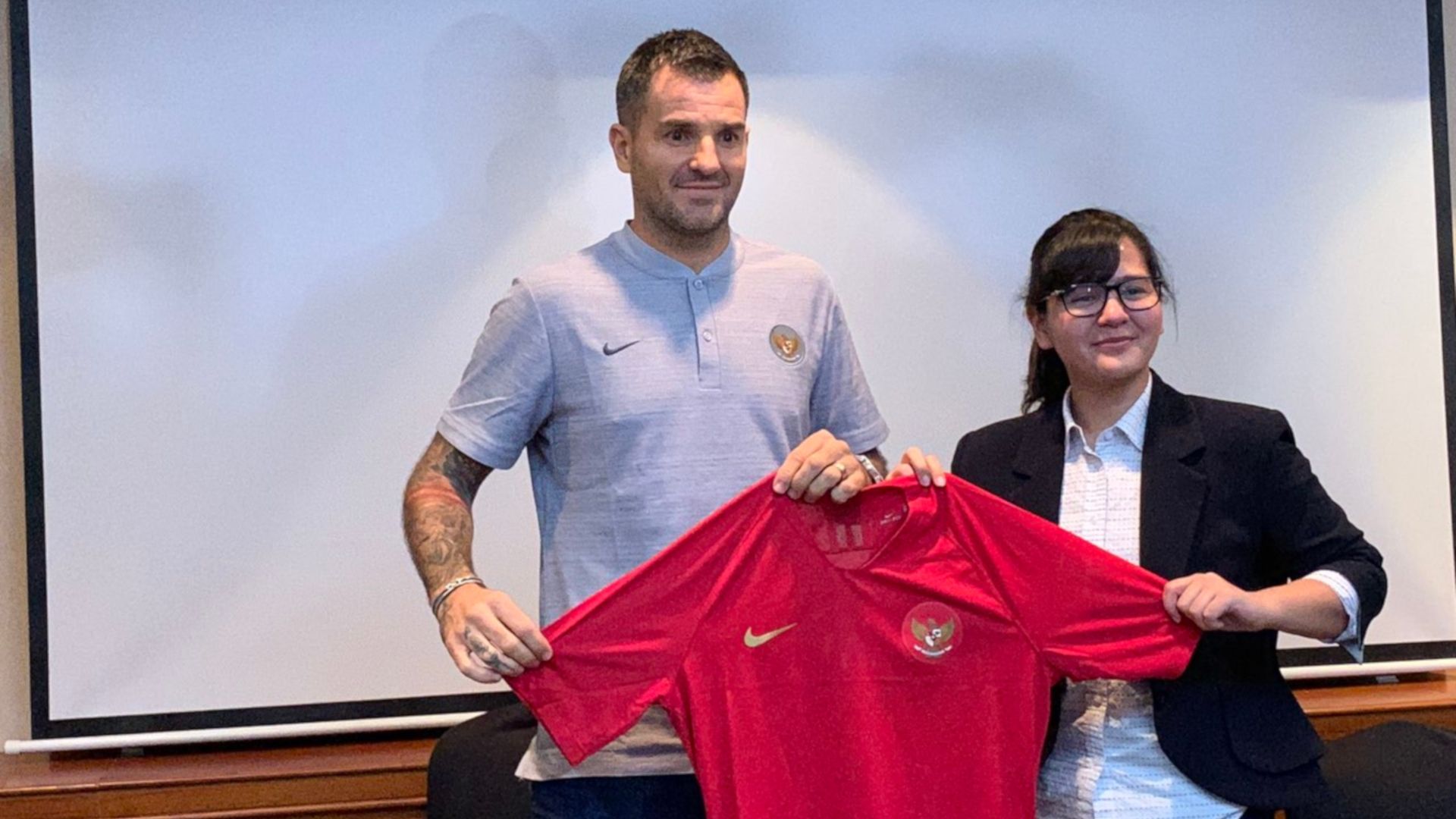 Simon McMenemy & Ratu Tisha Destria - Timnas Indonesia