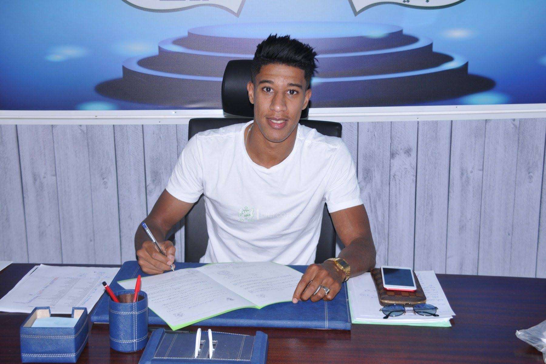 حميد أحداد يوقع على عقود انتقاله للزمالك