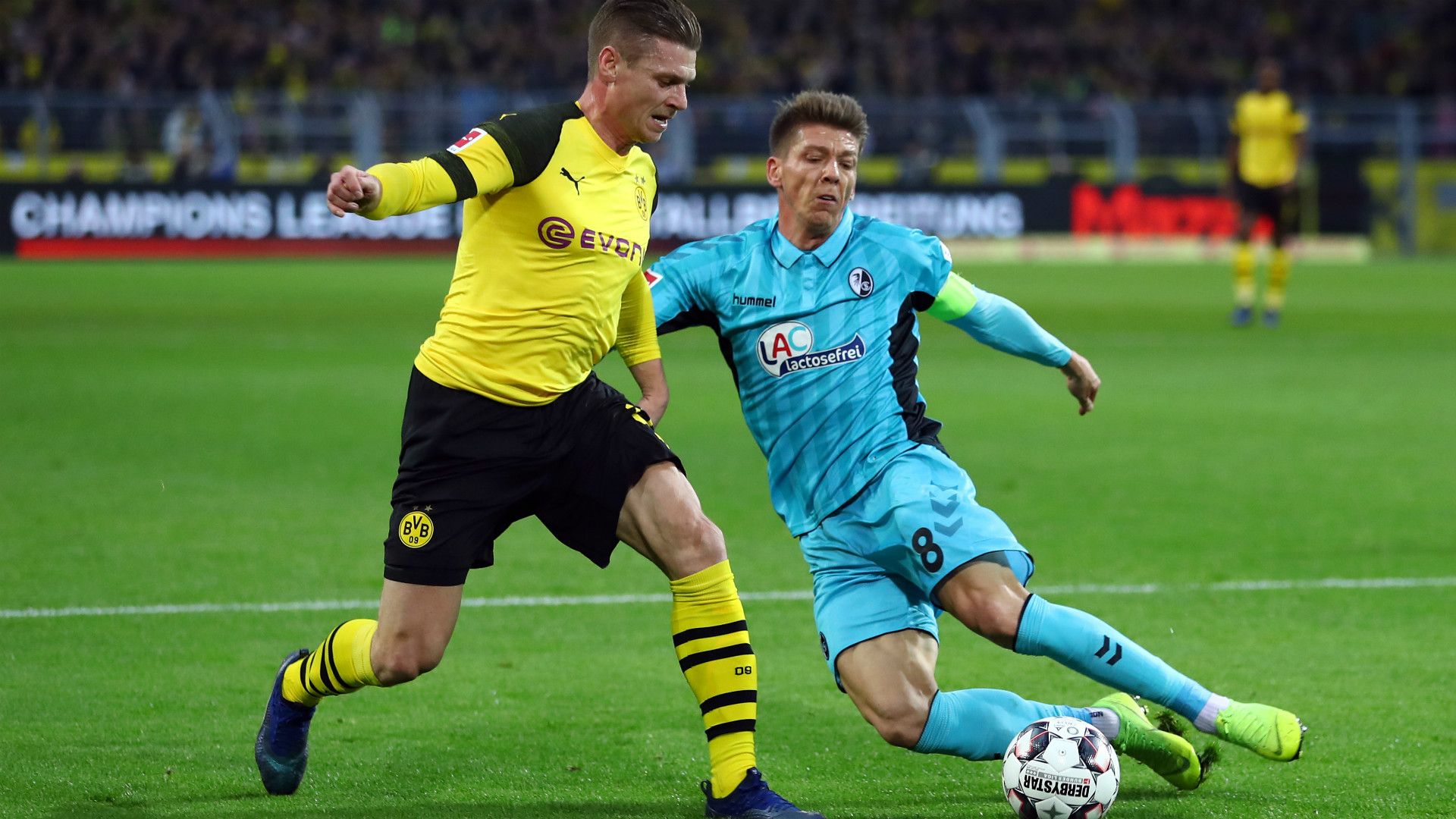 LUKASZ PISZCZEK BORUSSIA DORTMUND MIKE FRANTZ FREIBURG GERMAN BUNDESLIGA 01122018
