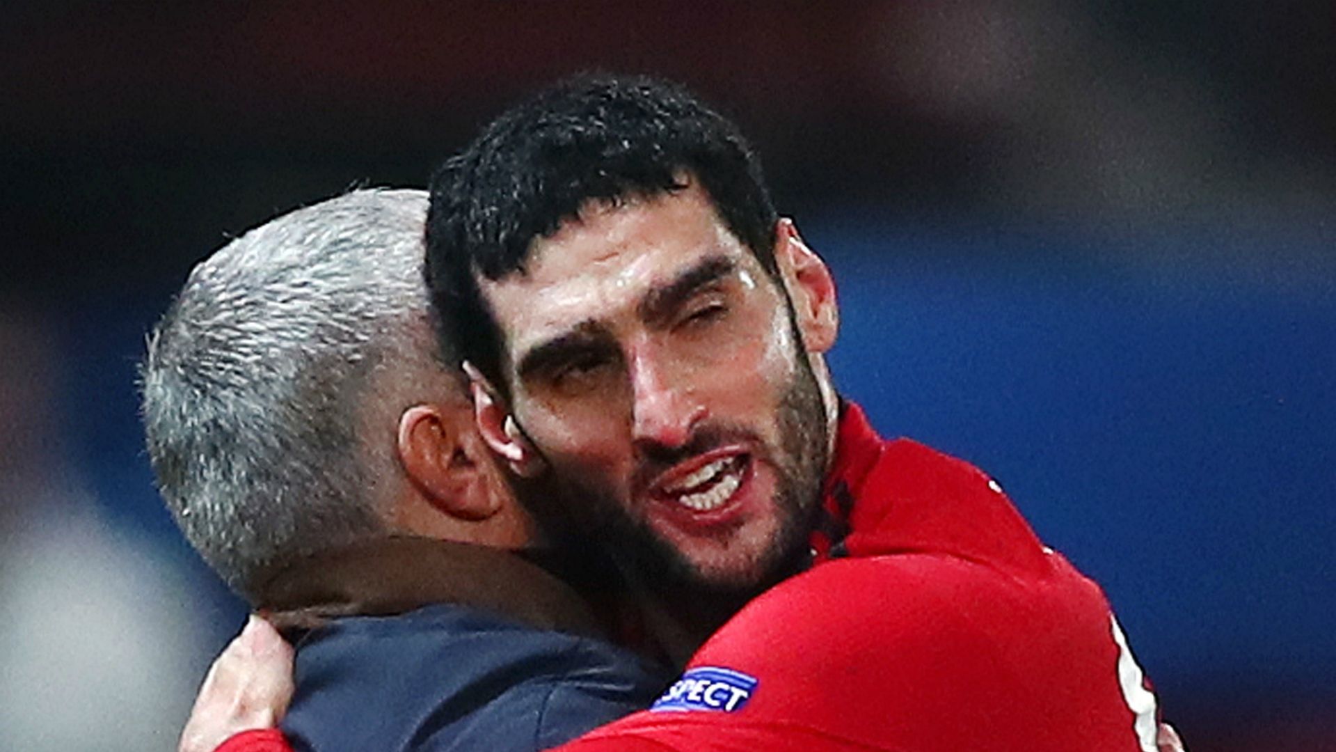 Fellaini embraces Mourinho - cropped