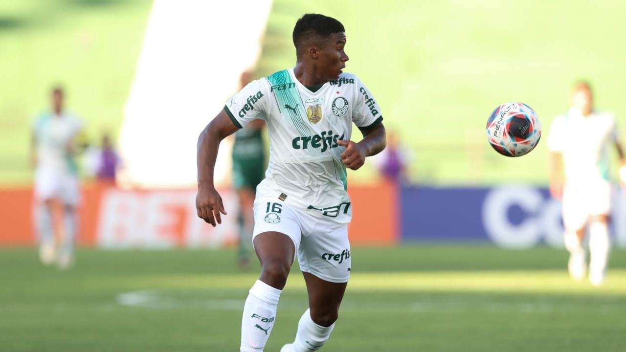 Nova camisa reserva do Palmeiras, 2023. Na foto, o atacante Endrick