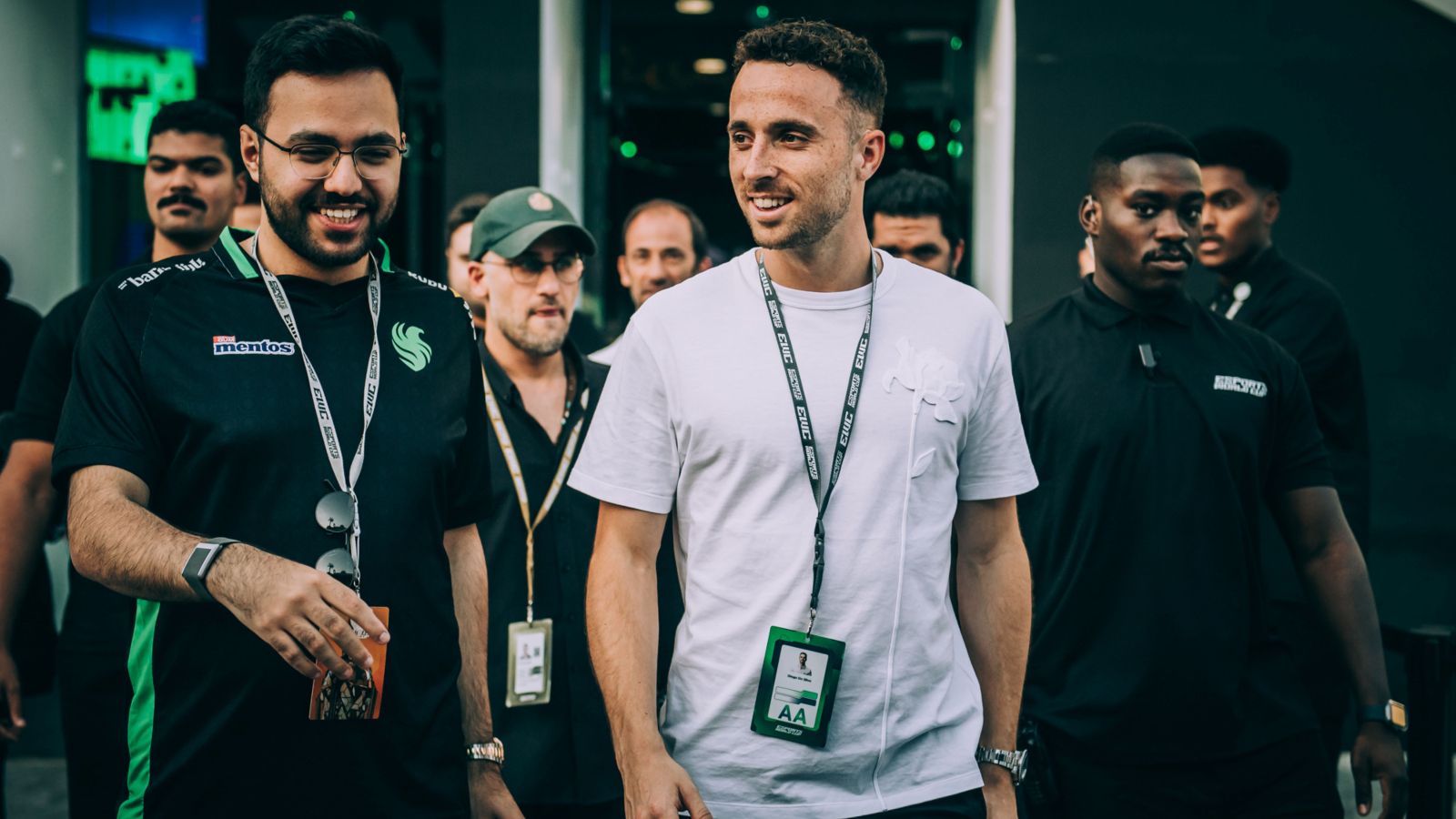 Diogo Jota chatted with players from the Saudi Arabian side Team Falcons